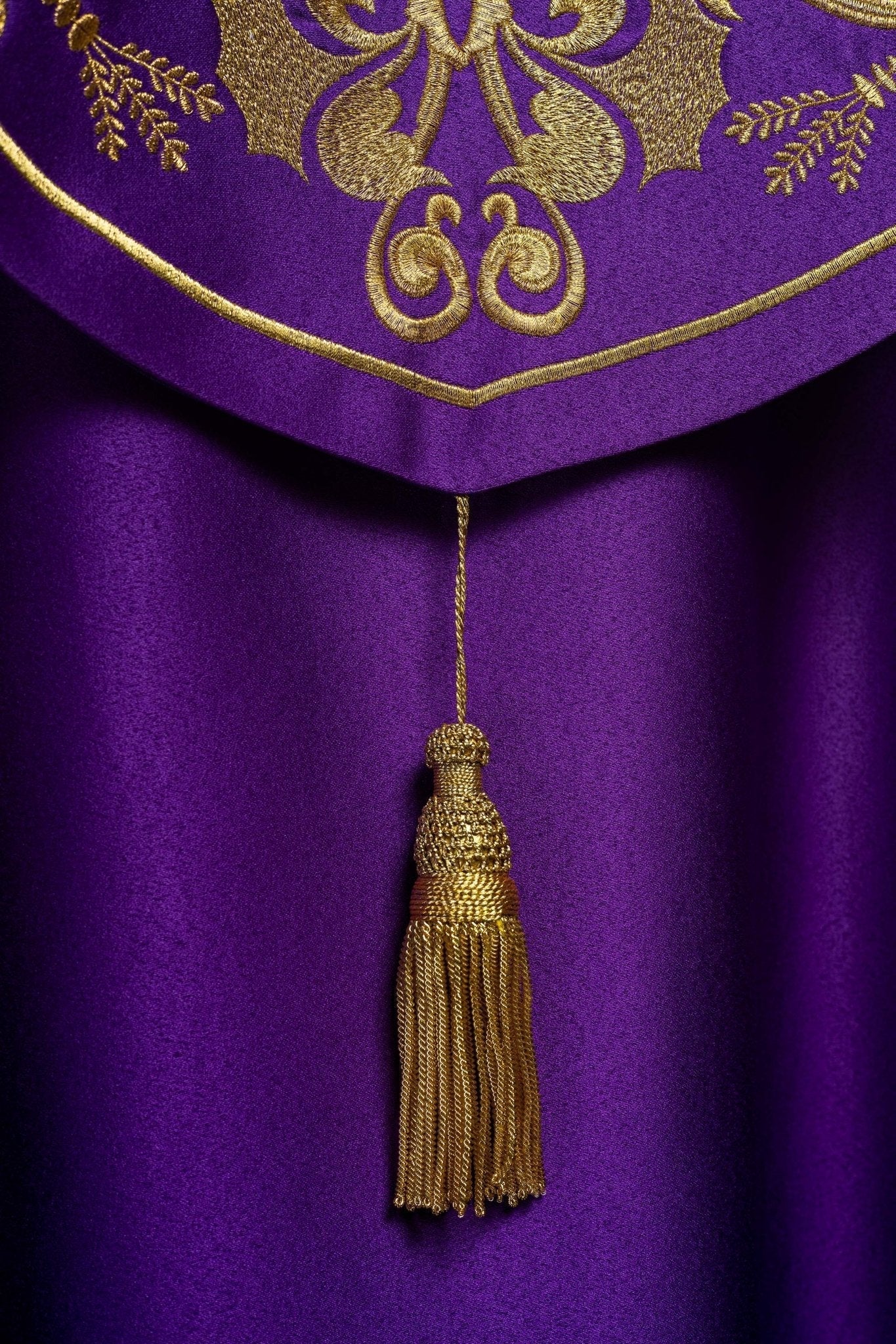 Capa pluvial morada ricamente decorada con bordado IHS