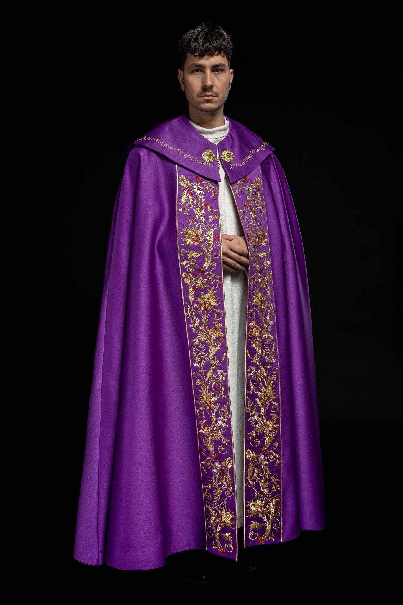 Capa pluvial morada ricamente decorada y bordada PAX