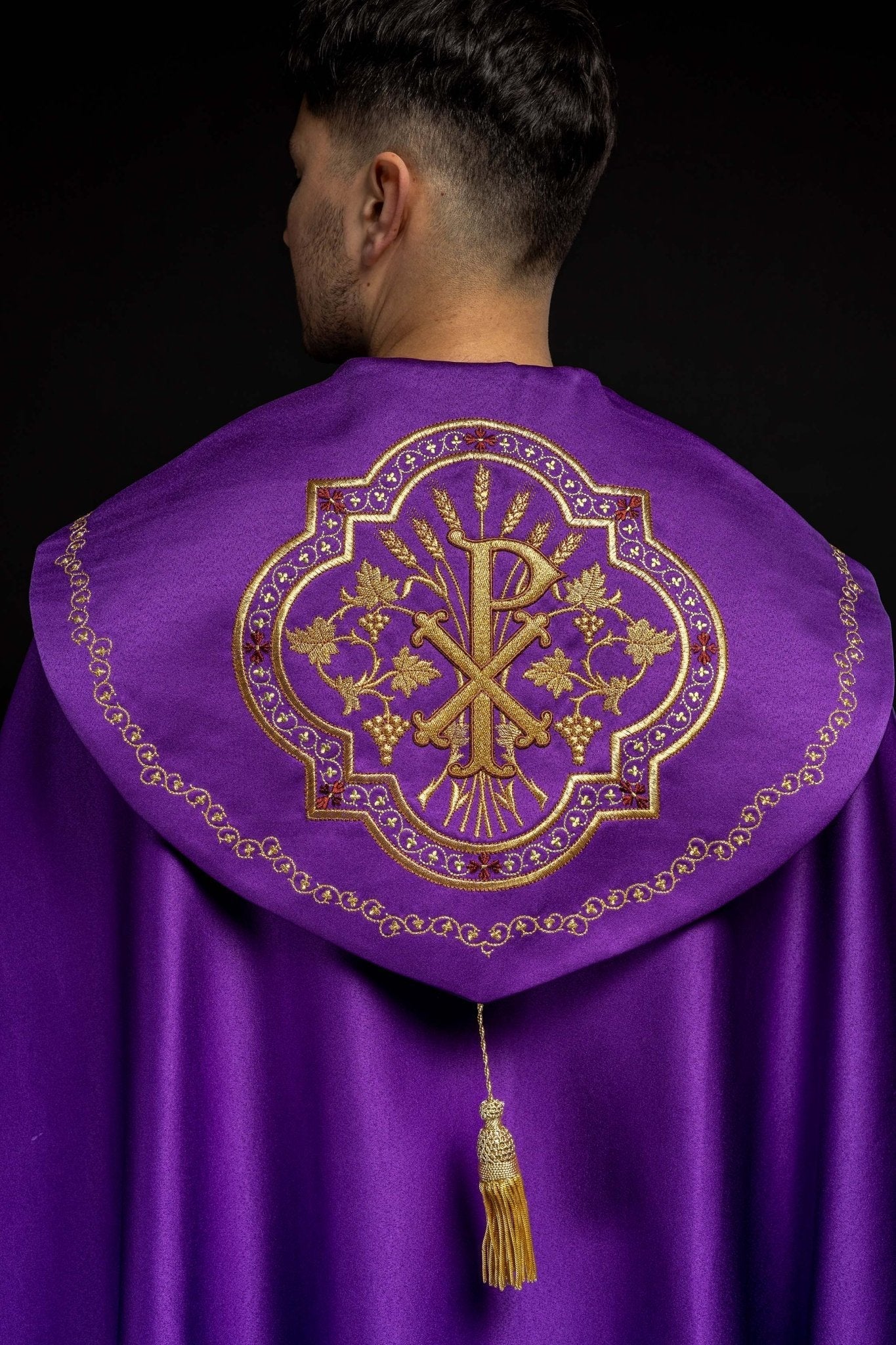 Capa pluvial morada ricamente decorada y bordada PAX