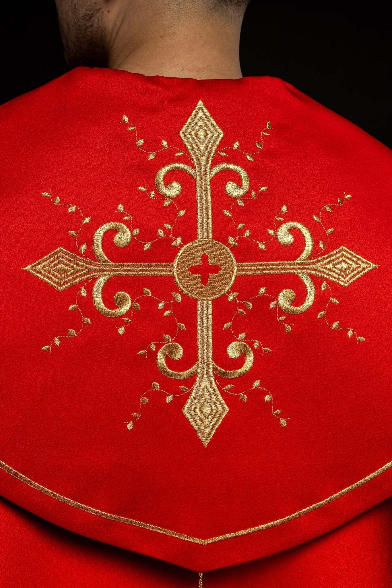 Capa pluvial roja con bordado cruces con picos
