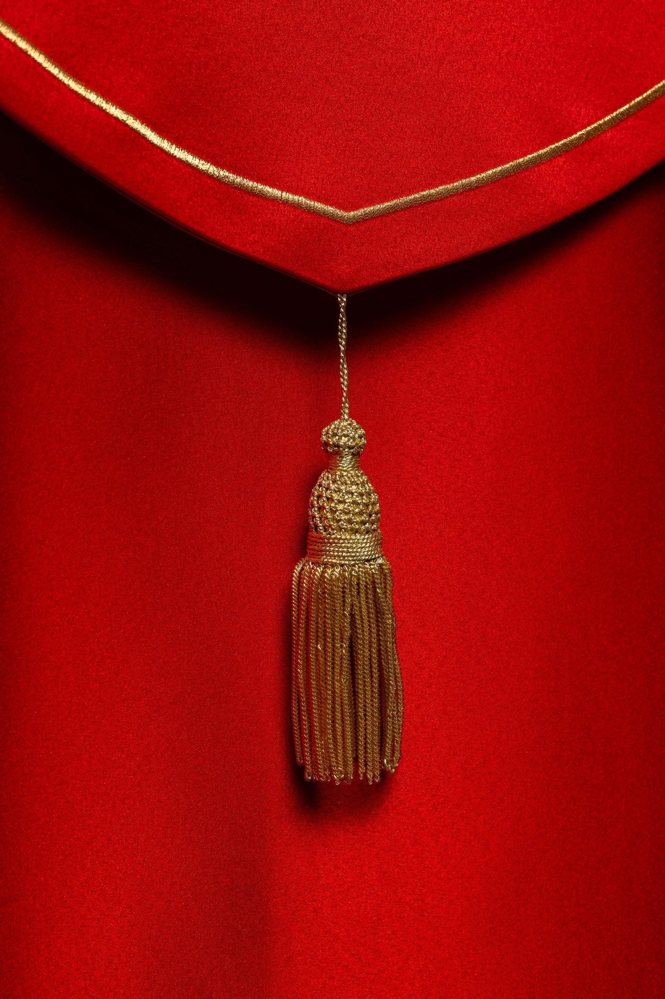 Capa pluvial roja con bordado cruces con picos
