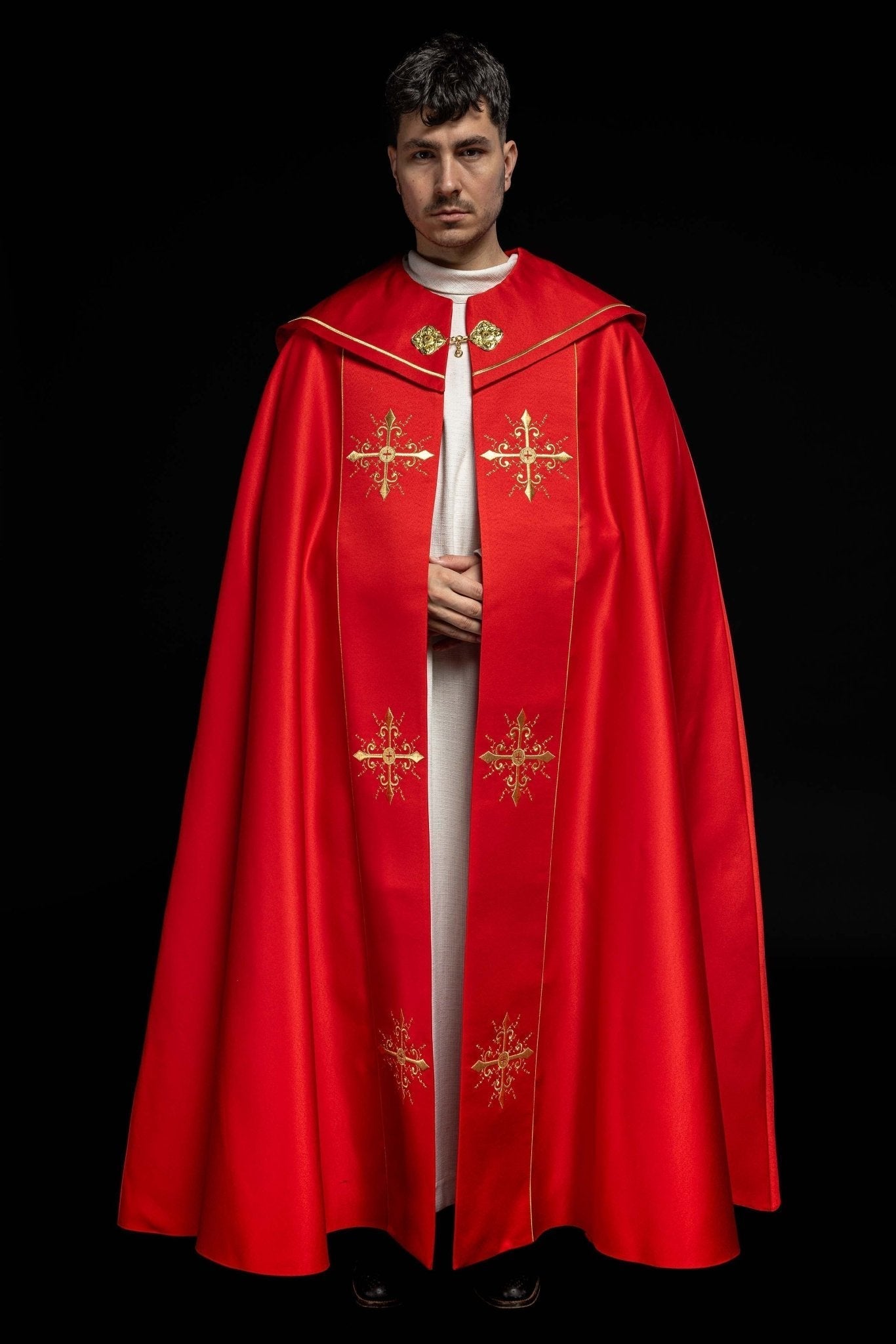 Capa pluvial roja con bordado cruces con picos