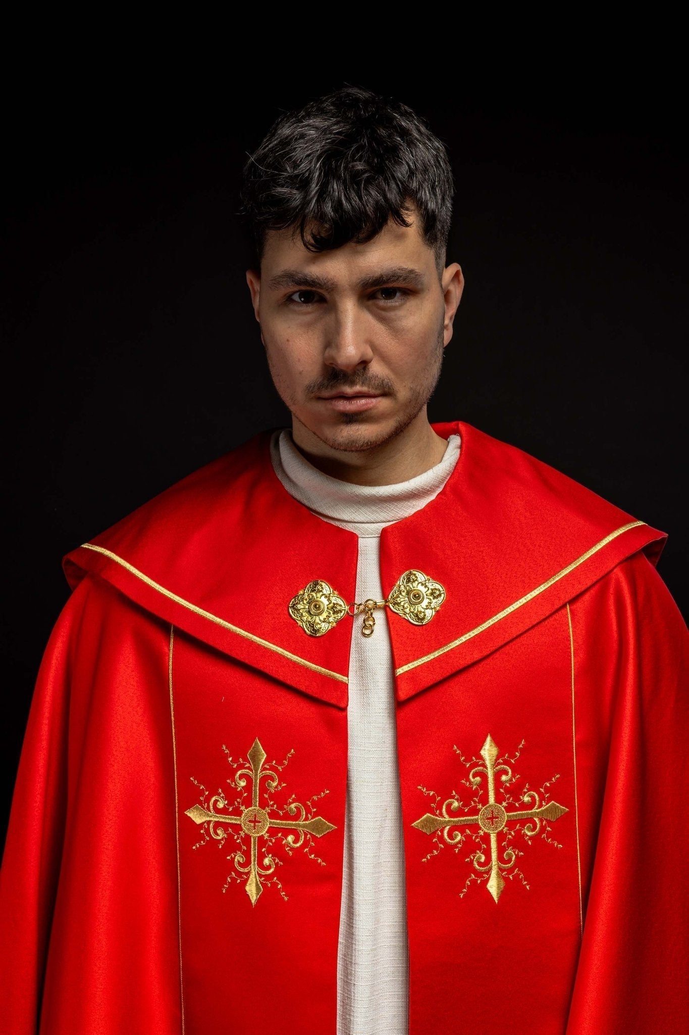 Capa pluvial roja con bordado cruces con picos