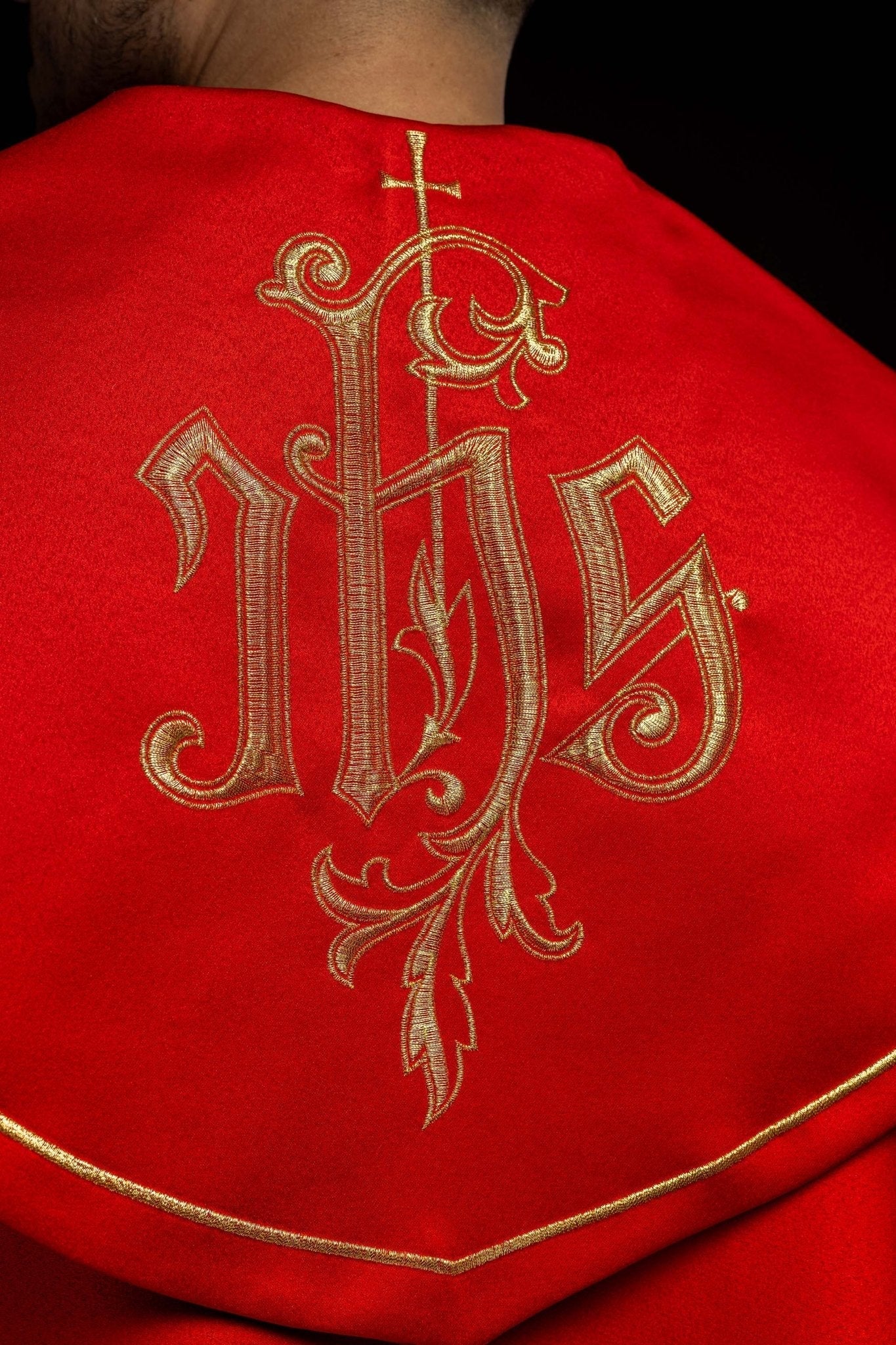 Capa pluvial roja con bordado IHS
