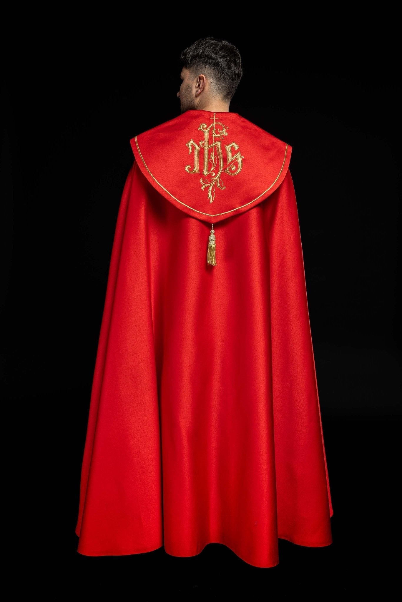 Capa pluvial roja con bordado IHS