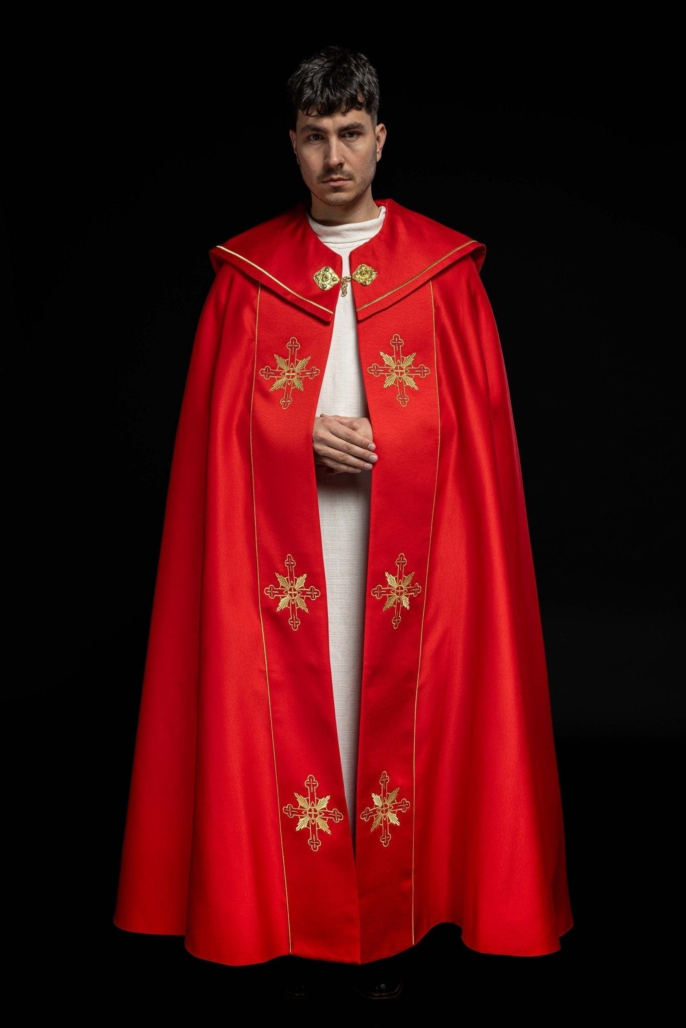 Capa pluvial roja con bordado IHS