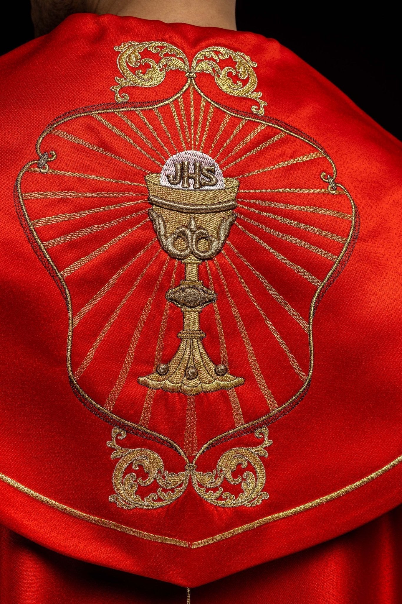 Capa pluvial roja con bordado IHS y Cáliz