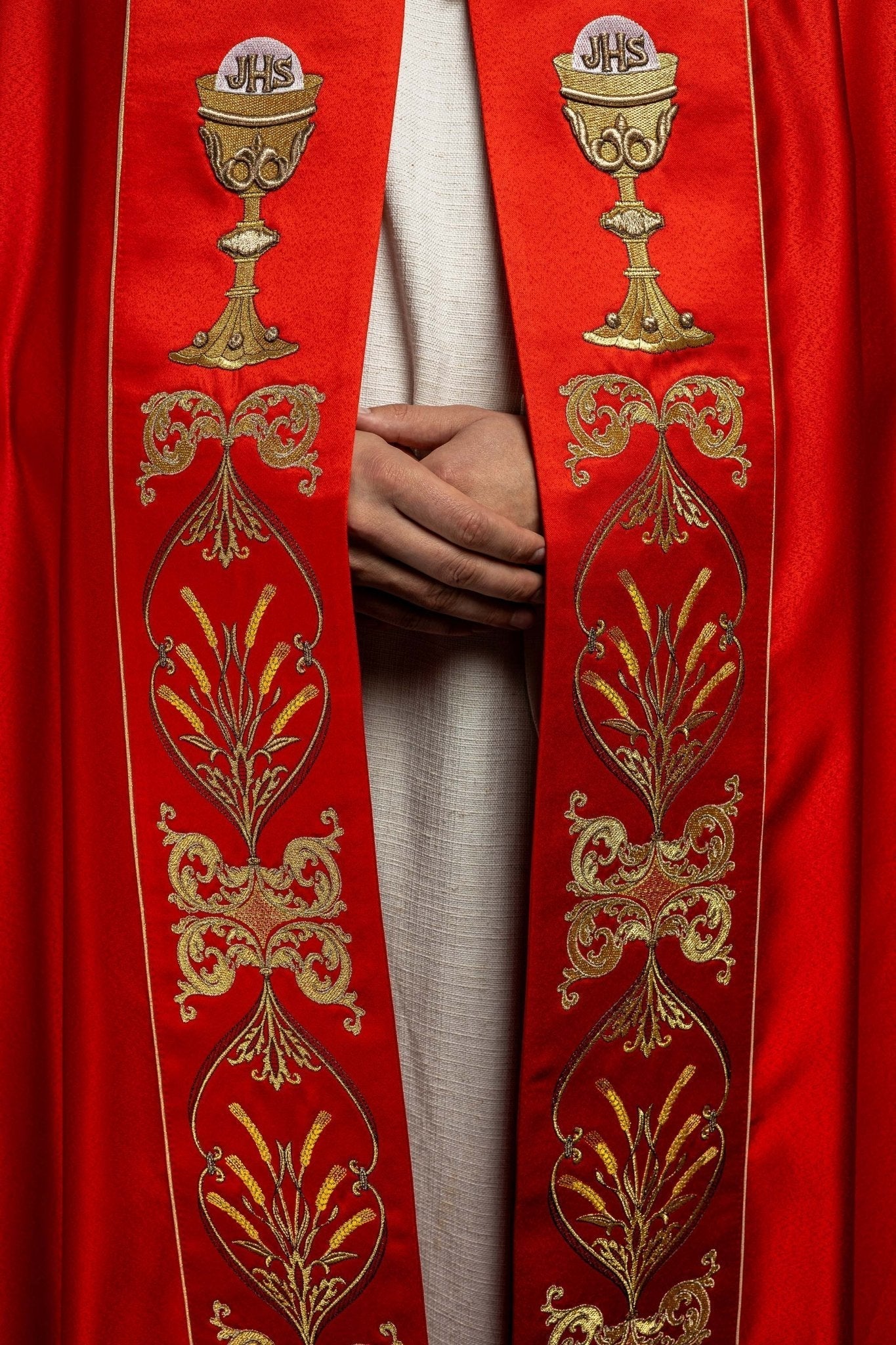Capa pluvial roja con bordado IHS y Cáliz