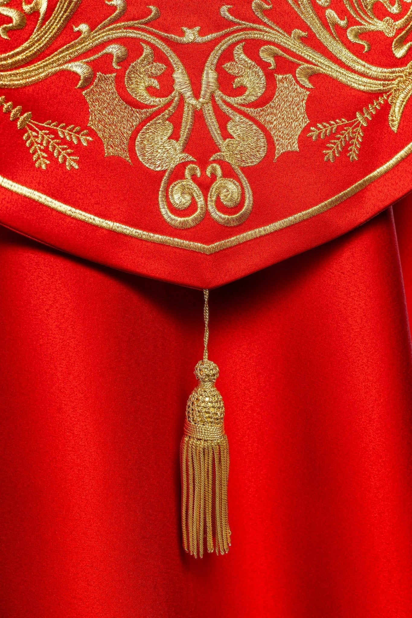 Capa pluvial roja ricamente decorada con bordado IHS