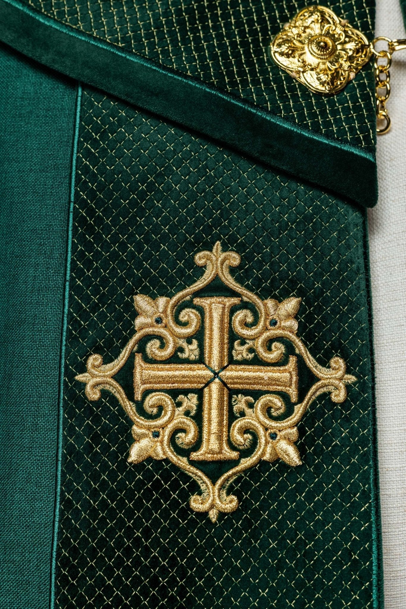 Capa pluvial terciopelo verde con bordado Cruces