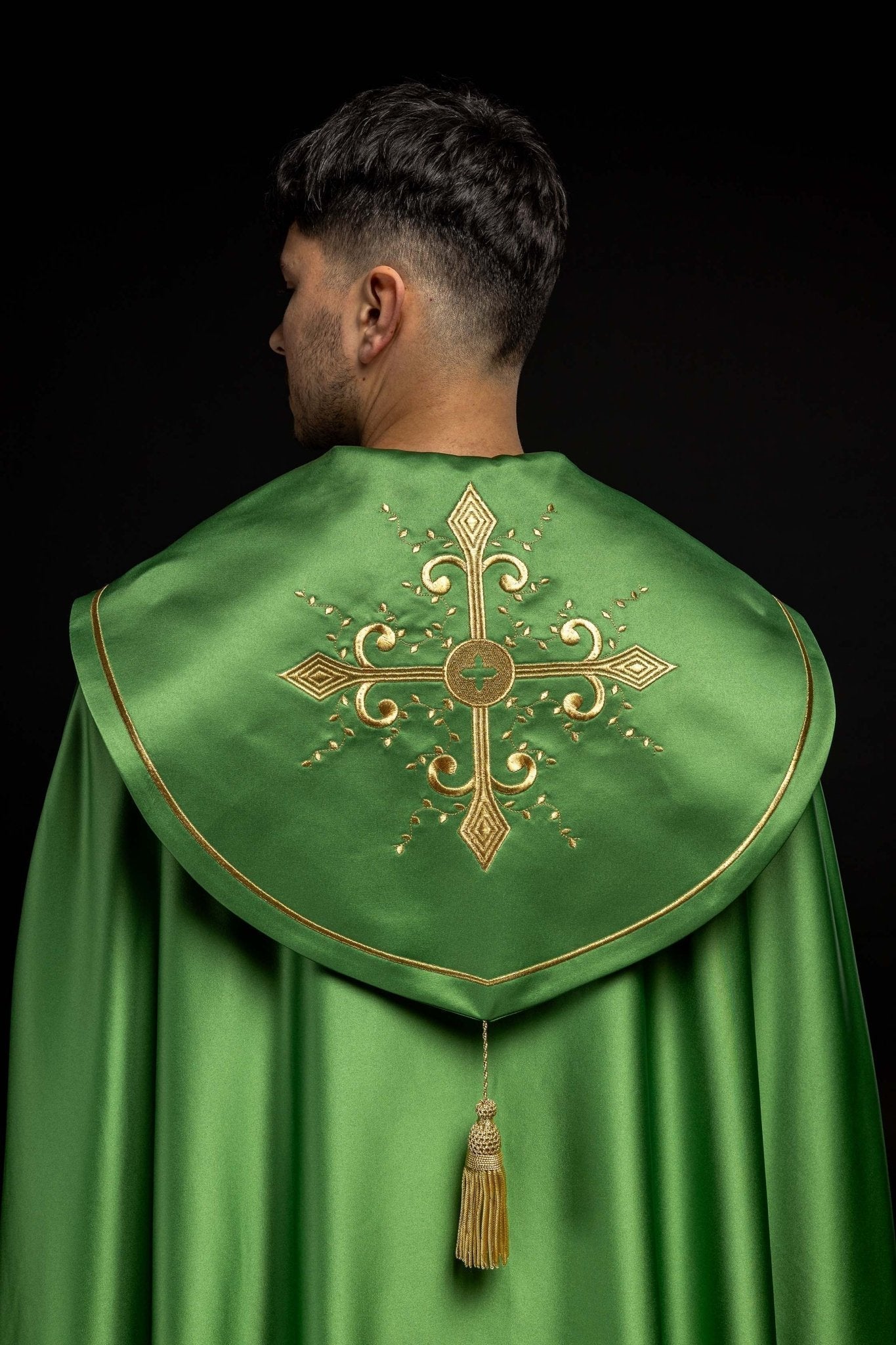 Capa pluvial verde con bordado cruces con picos