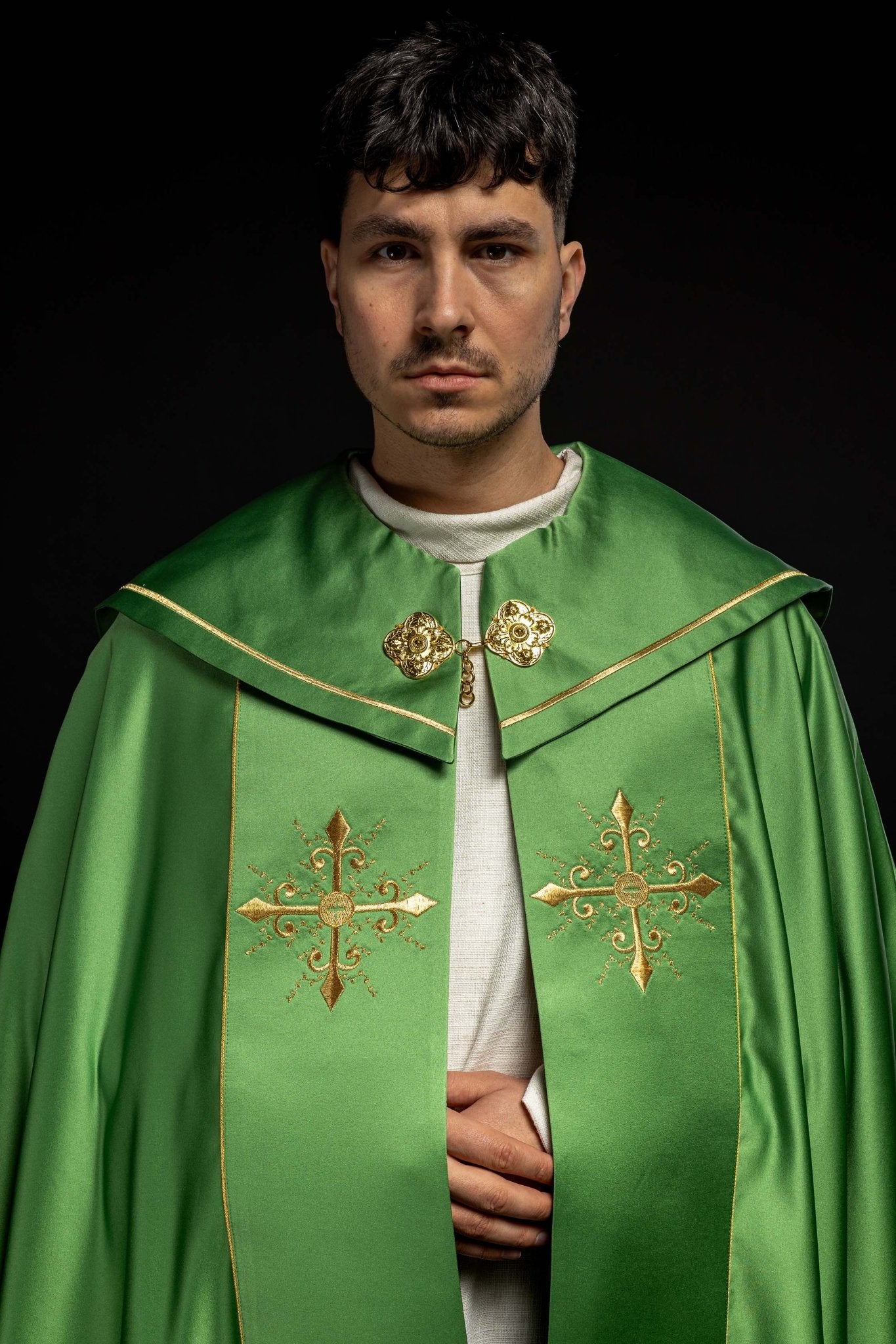 Capa pluvial verde con bordado cruces con picos