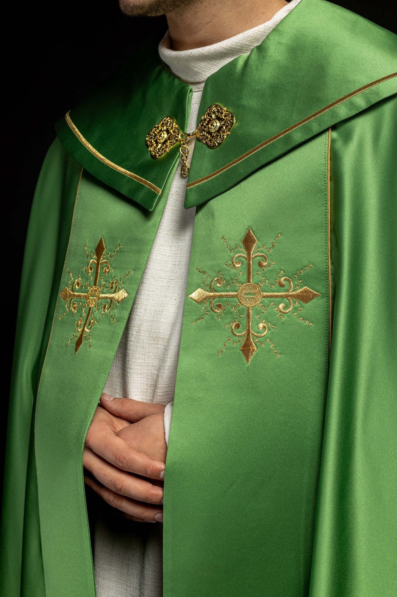 Capa pluvial verde con bordado cruces con picos