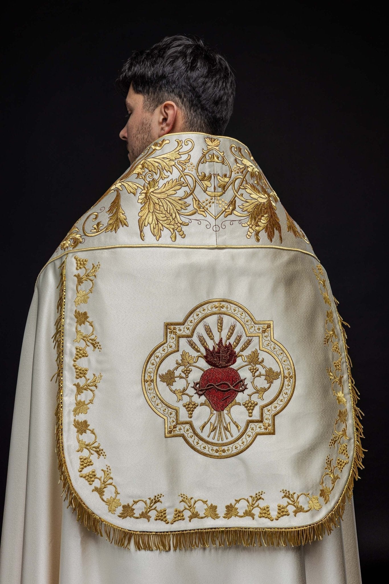 Capa pluvial romana de raso color crudo con corazón del Señor Jesús bordado