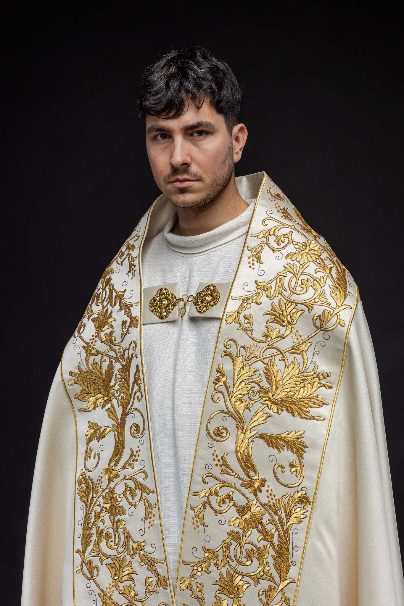 Capa pluvial romana de raso color crudo con corazón del Señor Jesús bordado