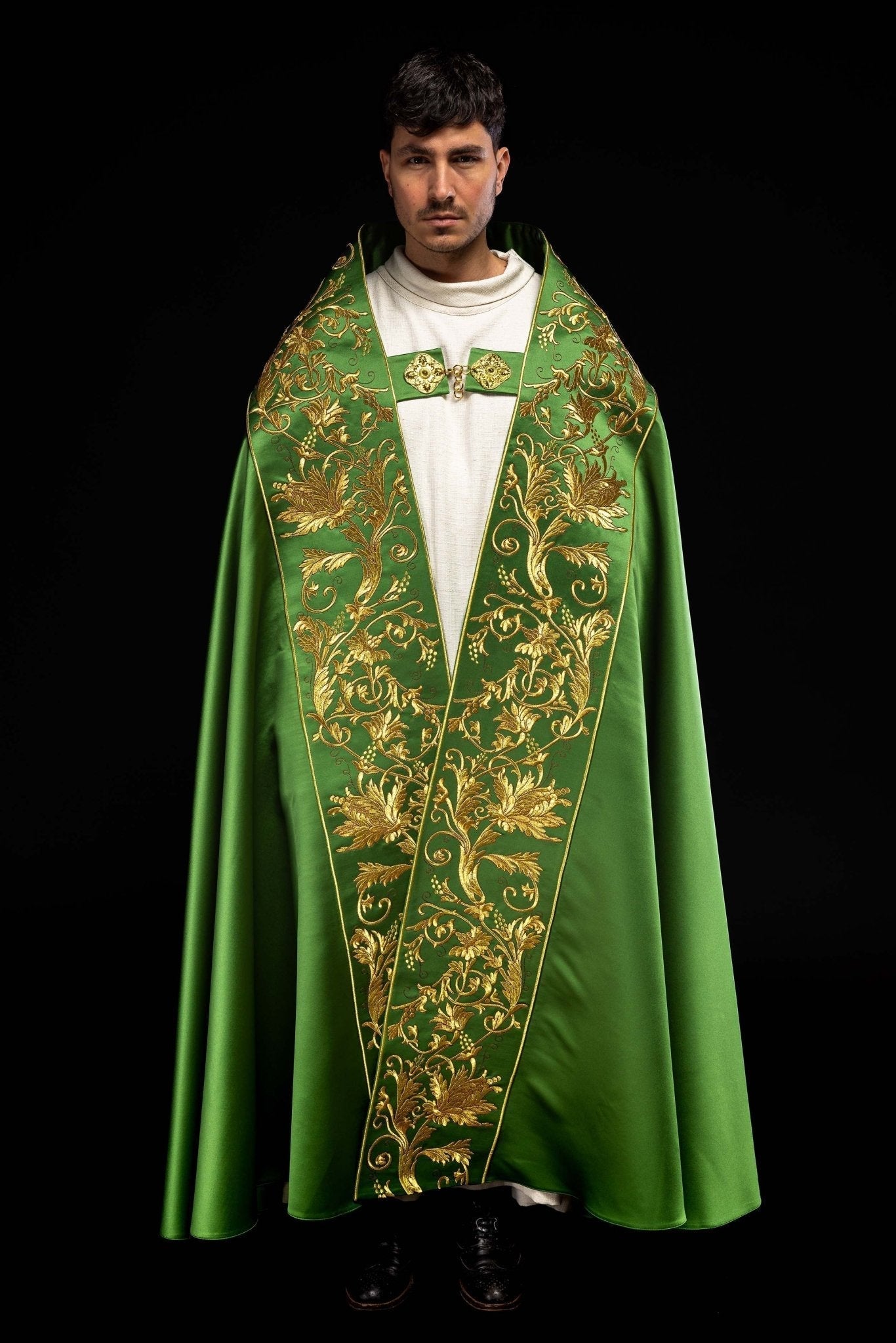 Capa pluvial romana de satén verde con corazón de Jesús bordado