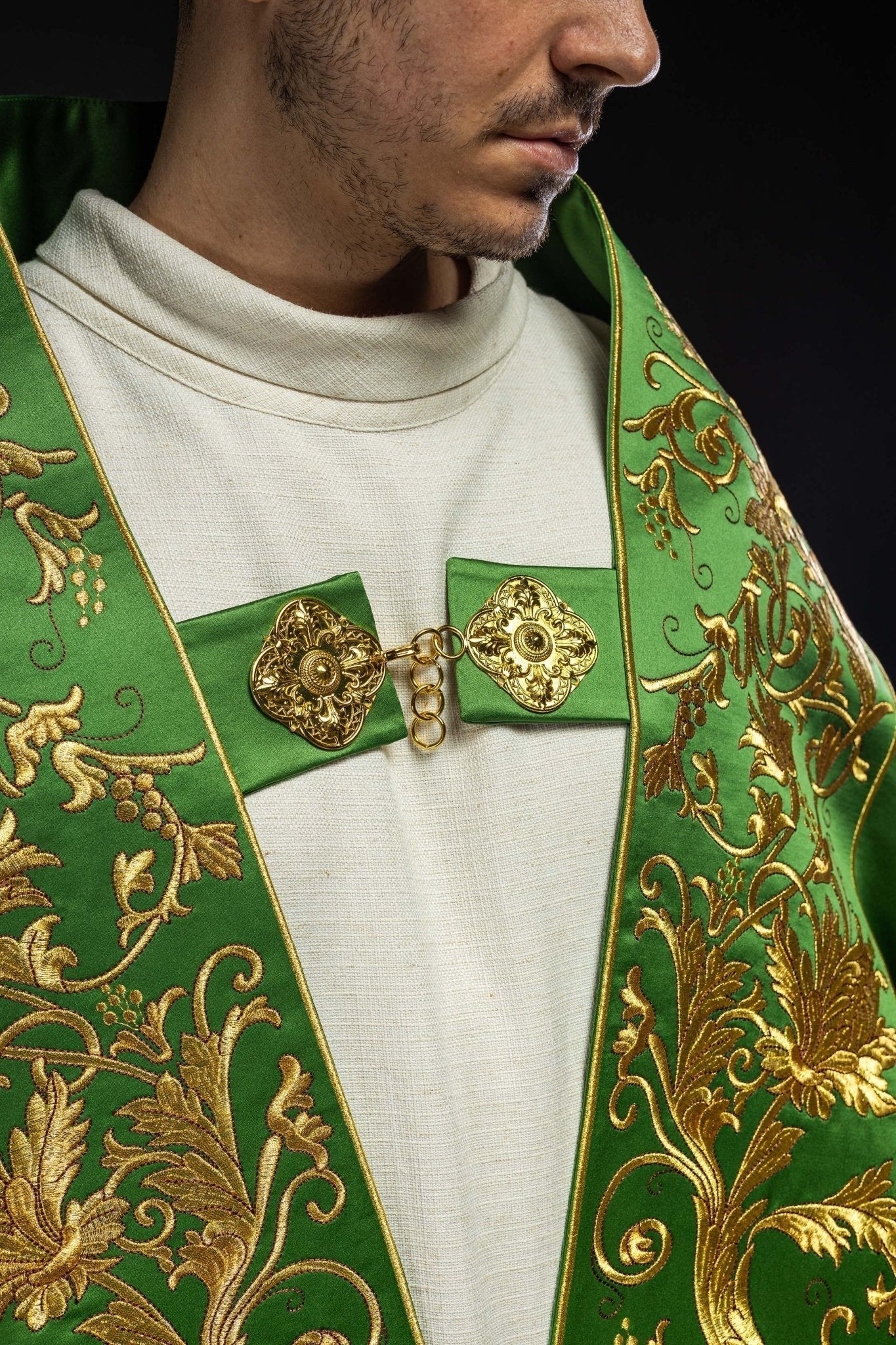 Capa pluvial romana de satén verde con corazón de Jesús bordado