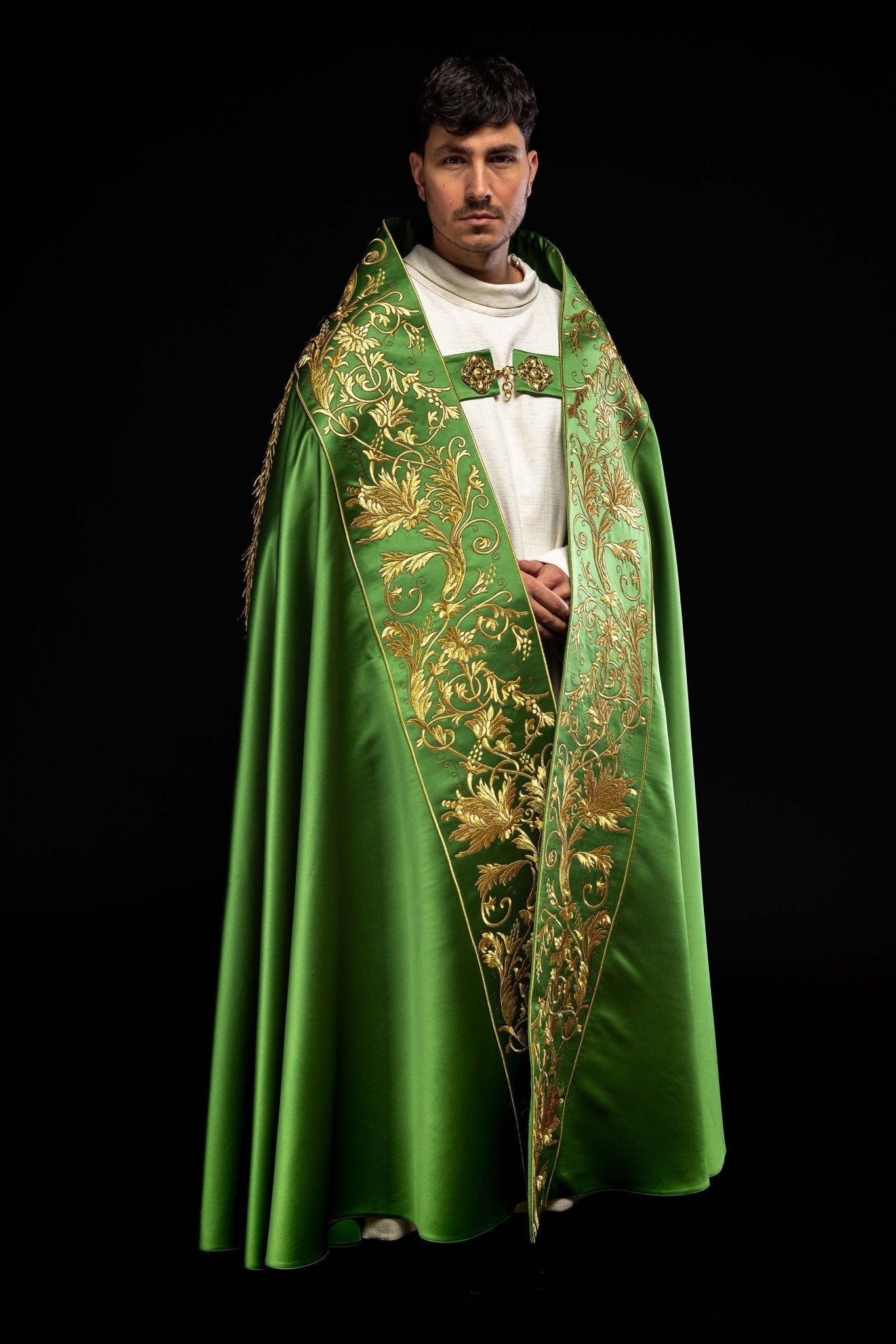 Capa pluvial romana de satén verde con corazón de Jesús bordado