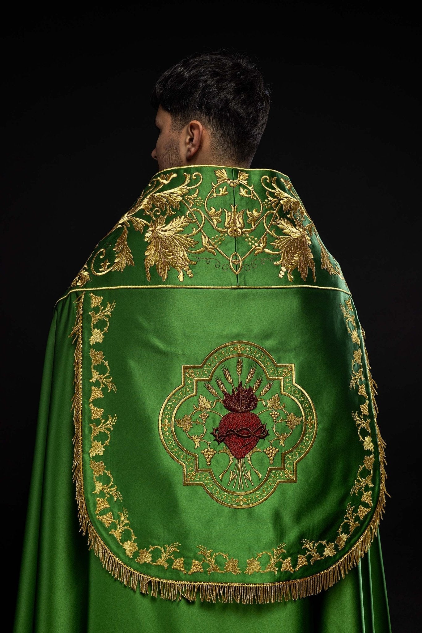 Capa pluvial romana de satén verde con corazón de Jesús bordado