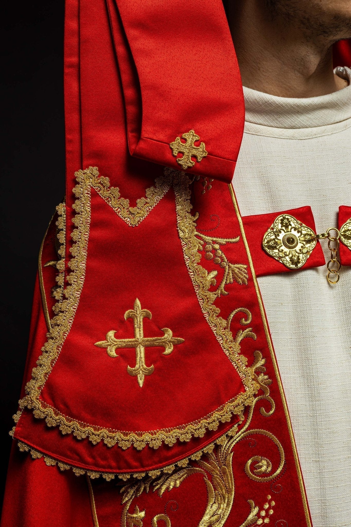 Capa pluvial romano de raso, rojo, con corazón de Jesús bordado