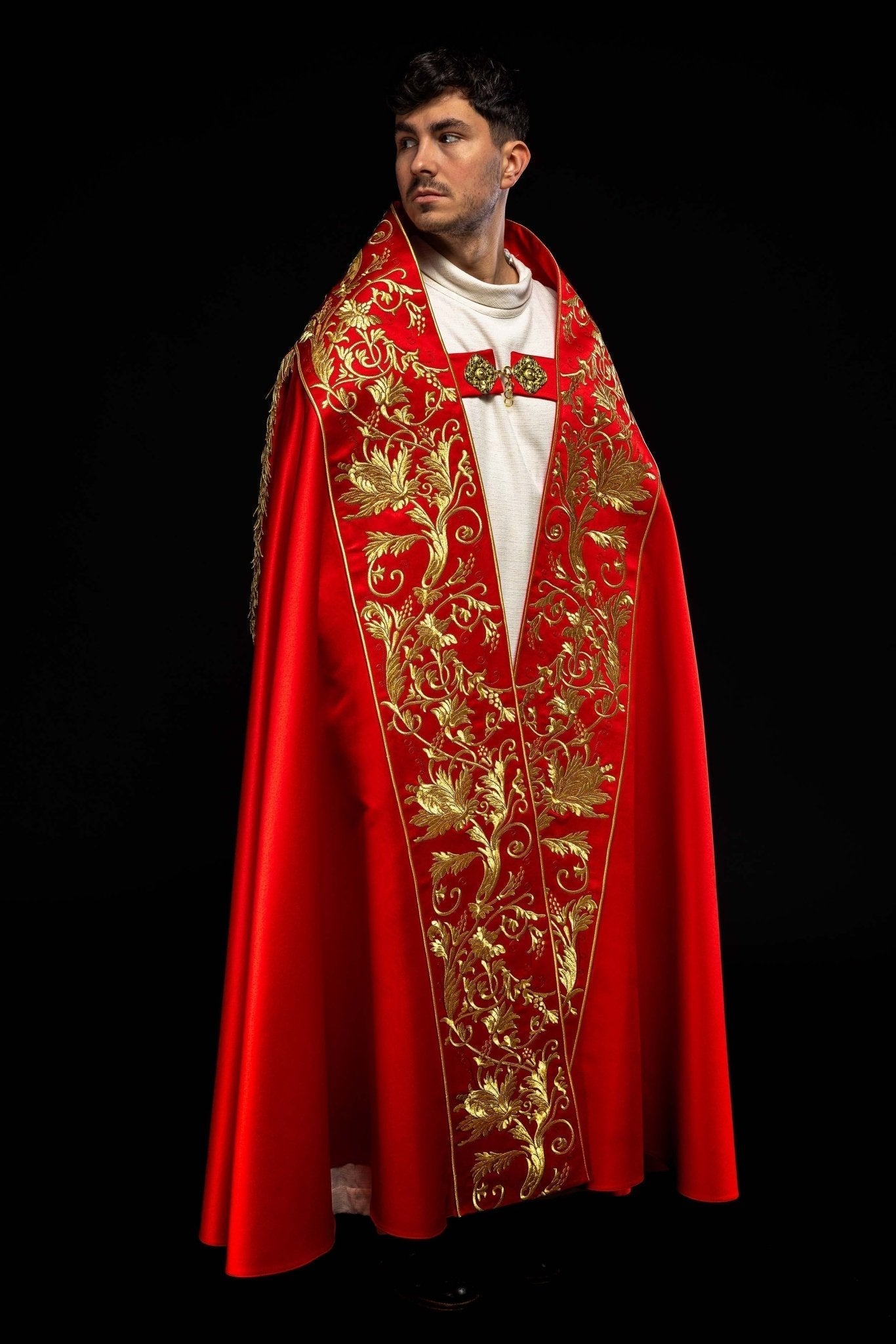 Capa pluvial romano de raso, rojo, con corazón de Jesús bordado
