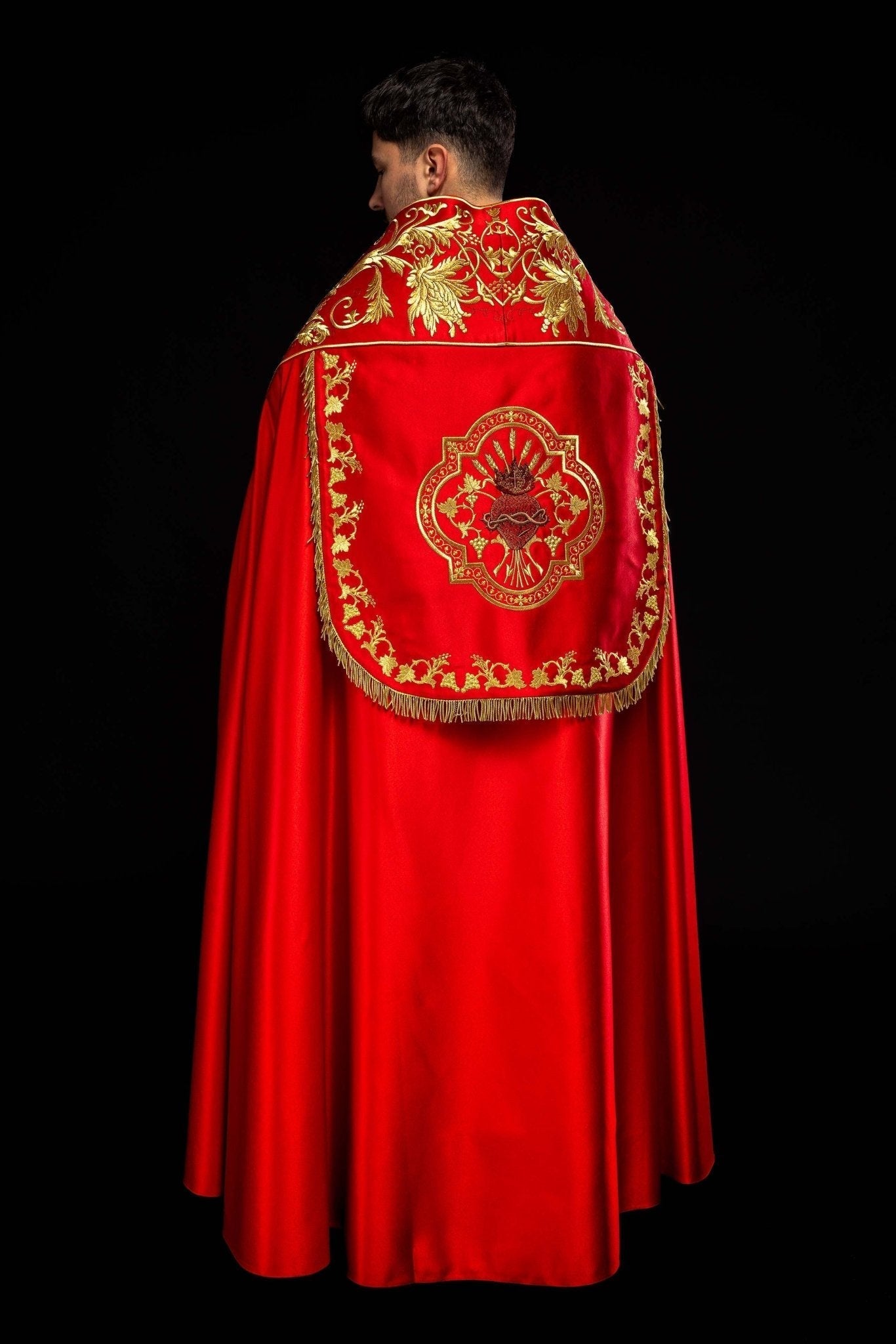 Capa pluvial romano de raso, rojo, con corazón de Jesús bordado