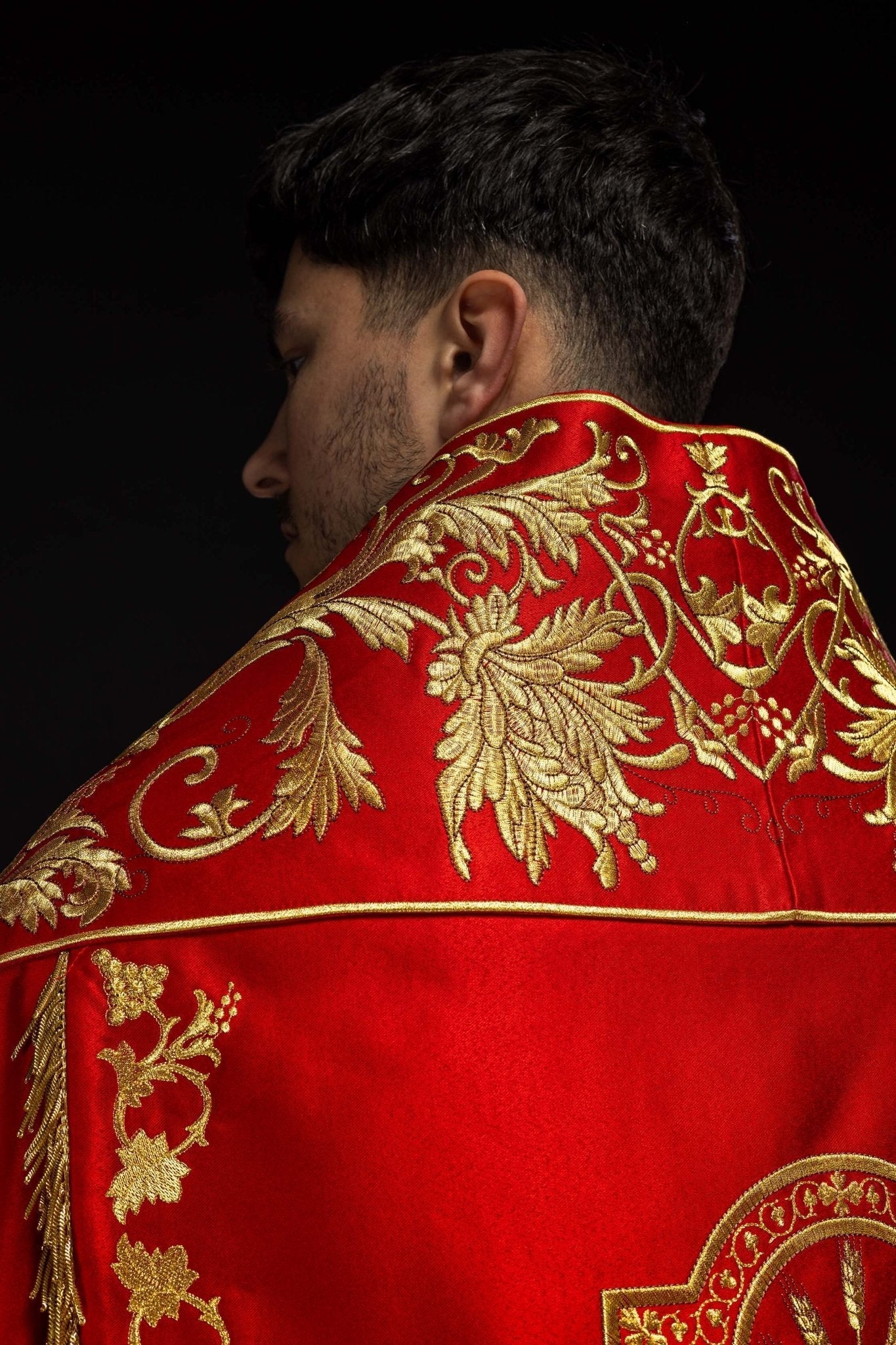 Capa pluvial romano de raso, rojo, con corazón de Jesús bordado