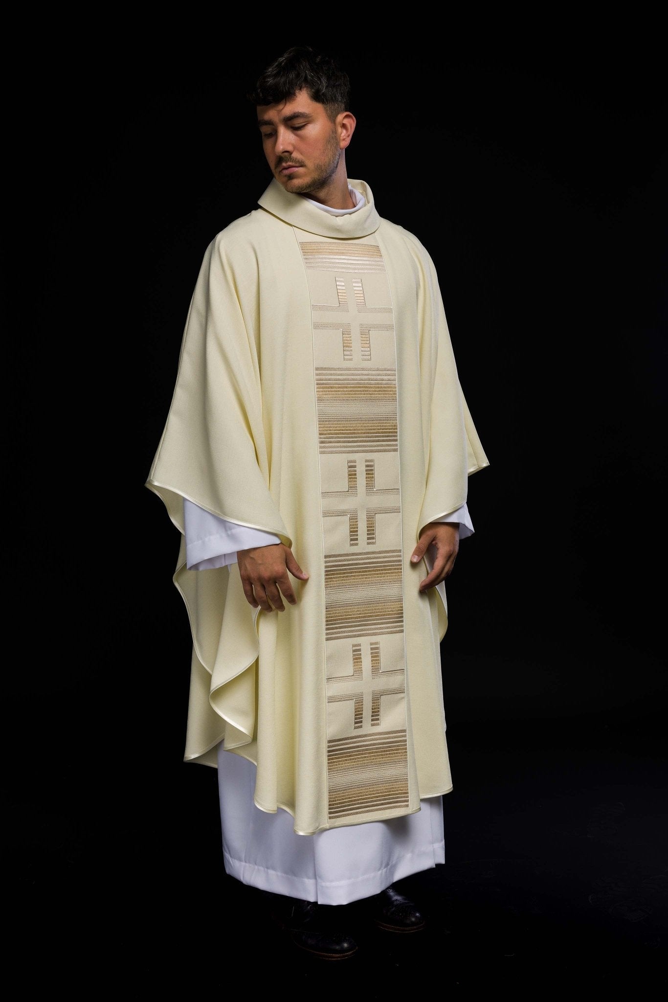 Casulla bordada con cruces en color marfil