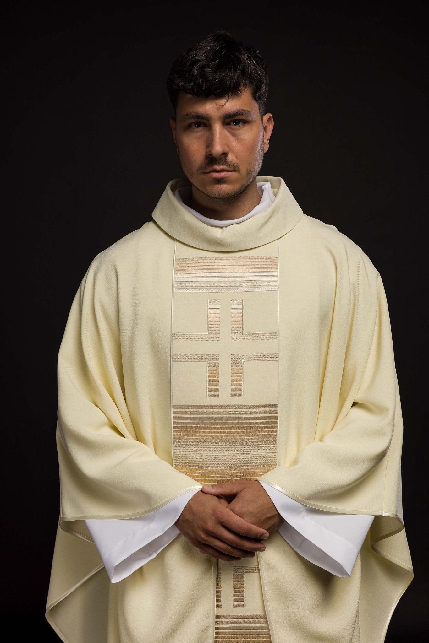 Casulla bordada con cruces en color marfil