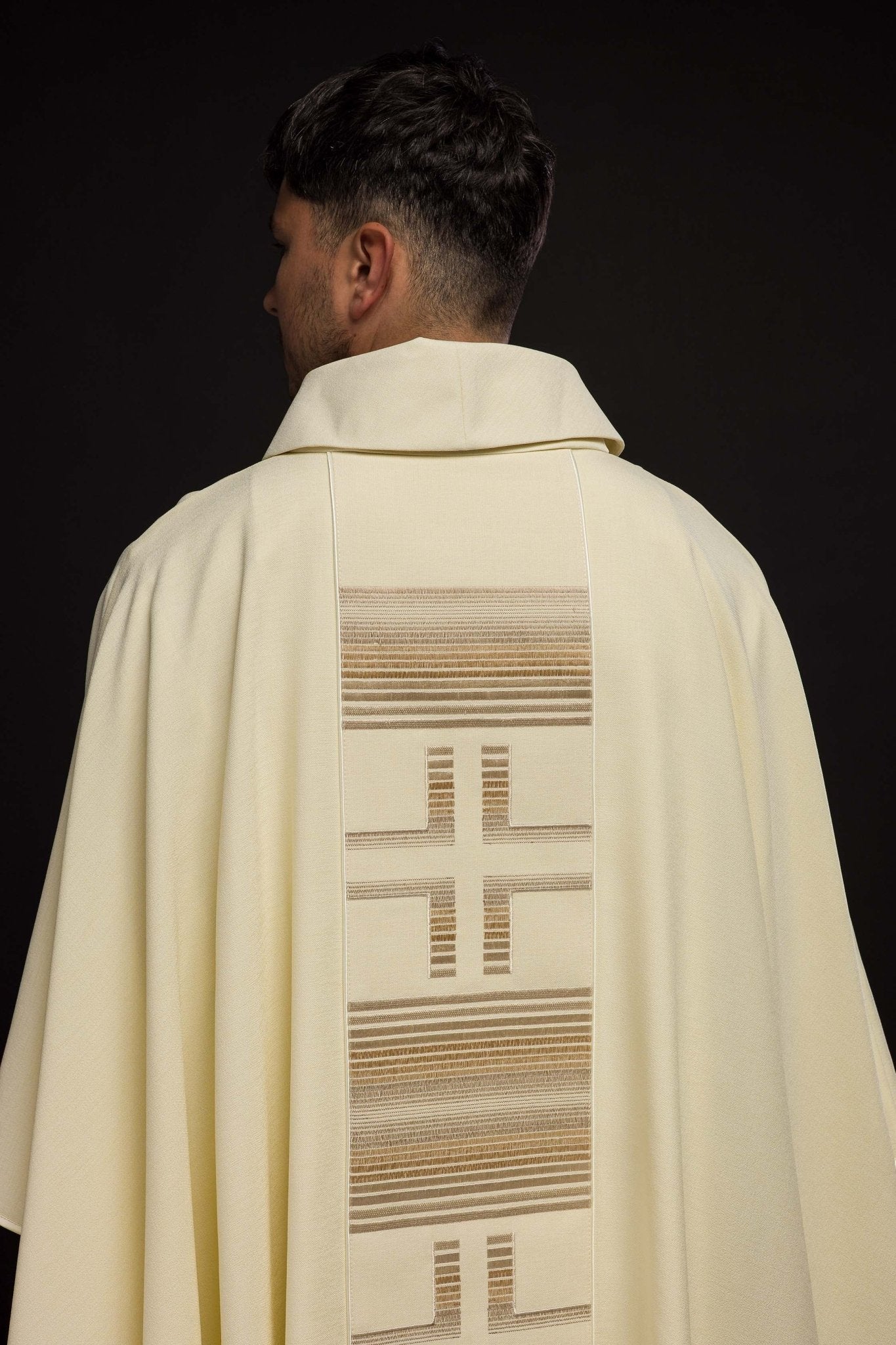 Casulla bordada con cruces en color marfil