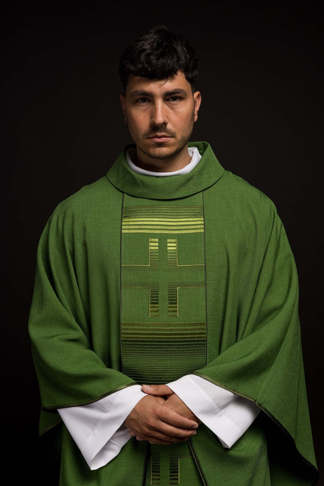Casulla bordada con cruces verdes