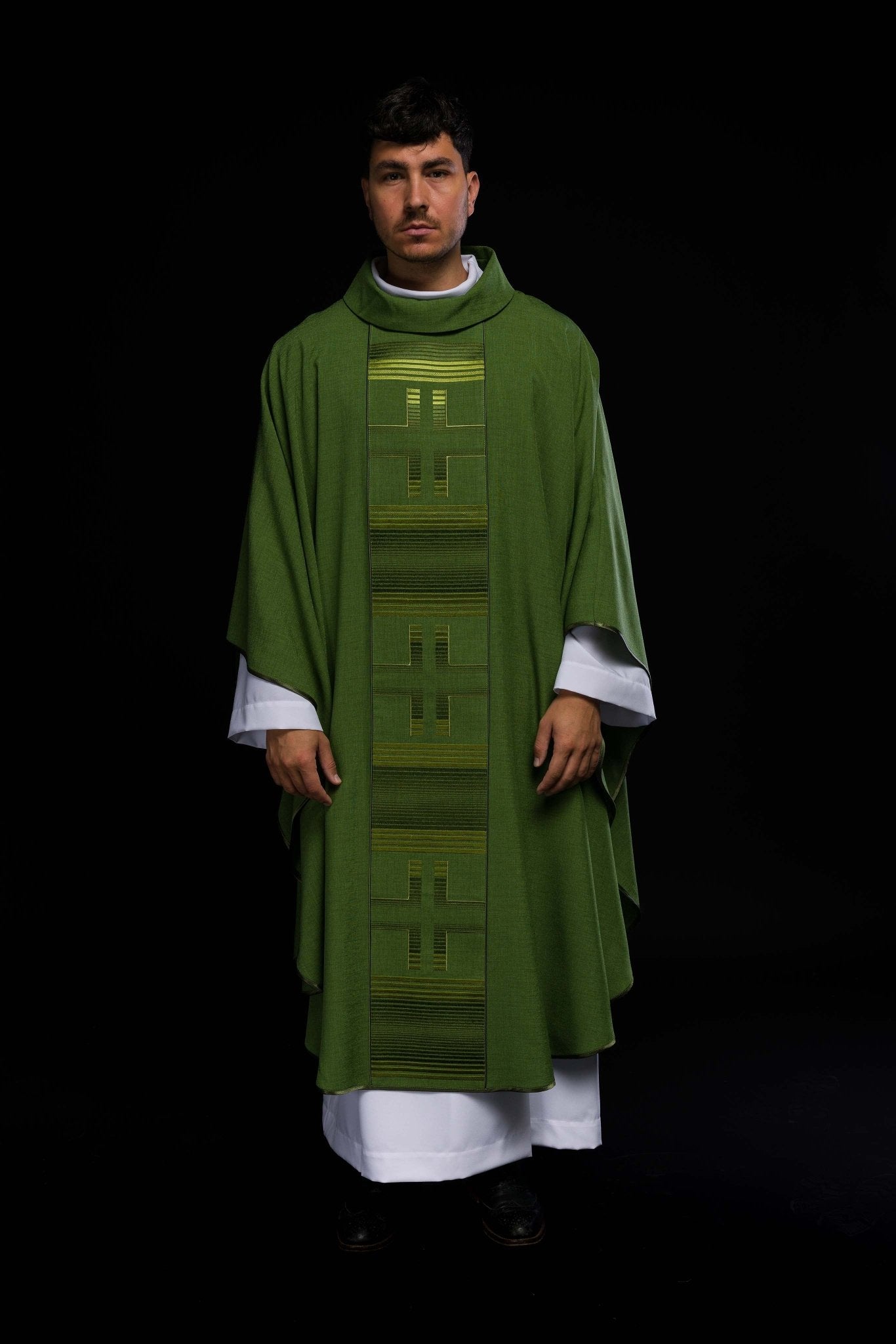 Casulla bordada con cruces verdes
