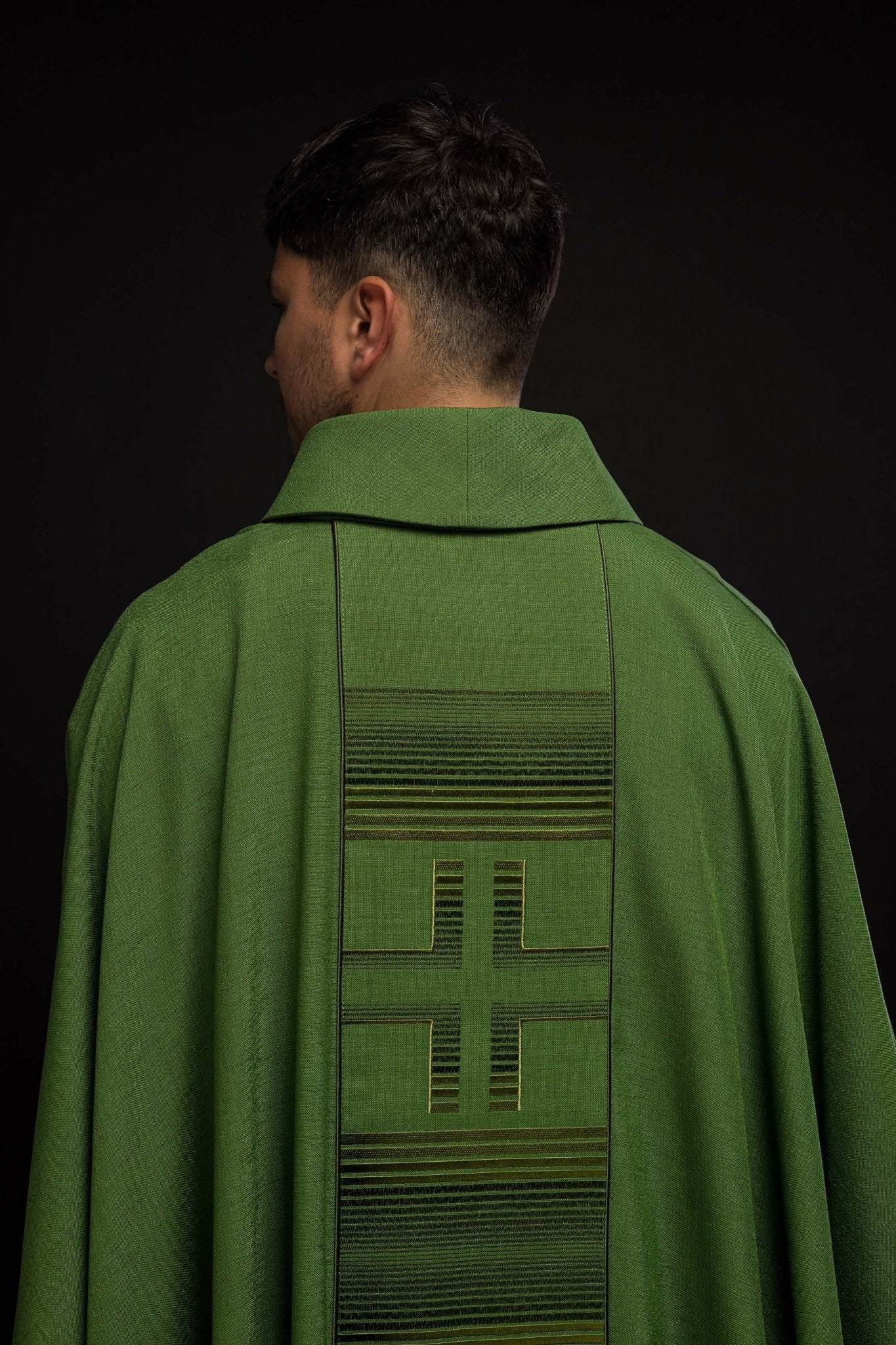 Casulla bordada con cruces verdes