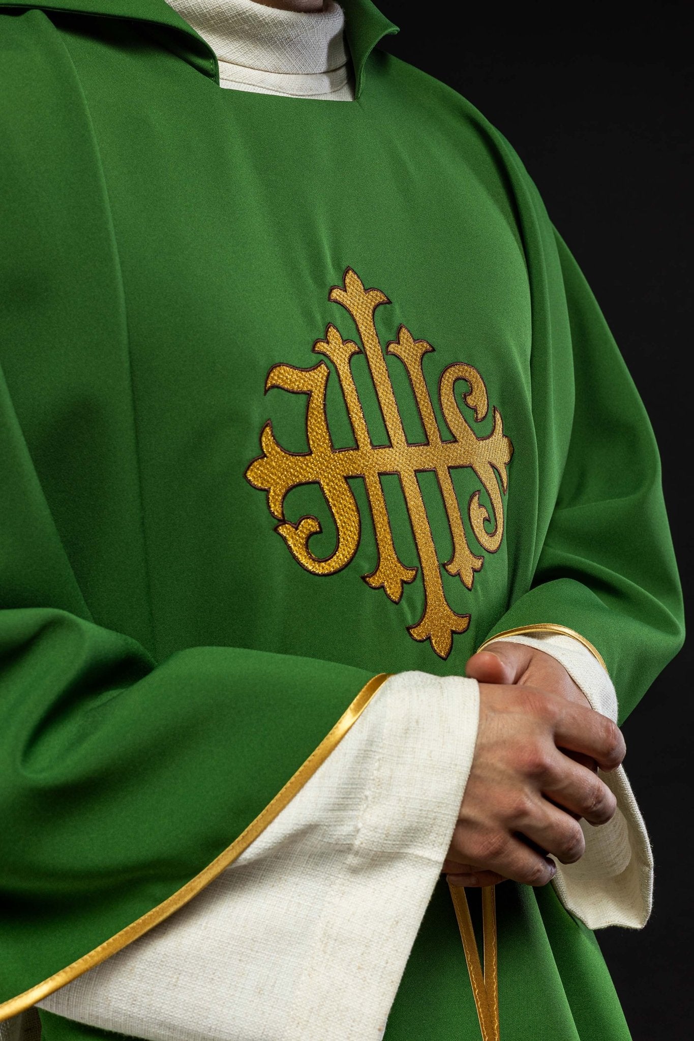 Casulla bordada con el símbolo JHS y cuello ancho verde