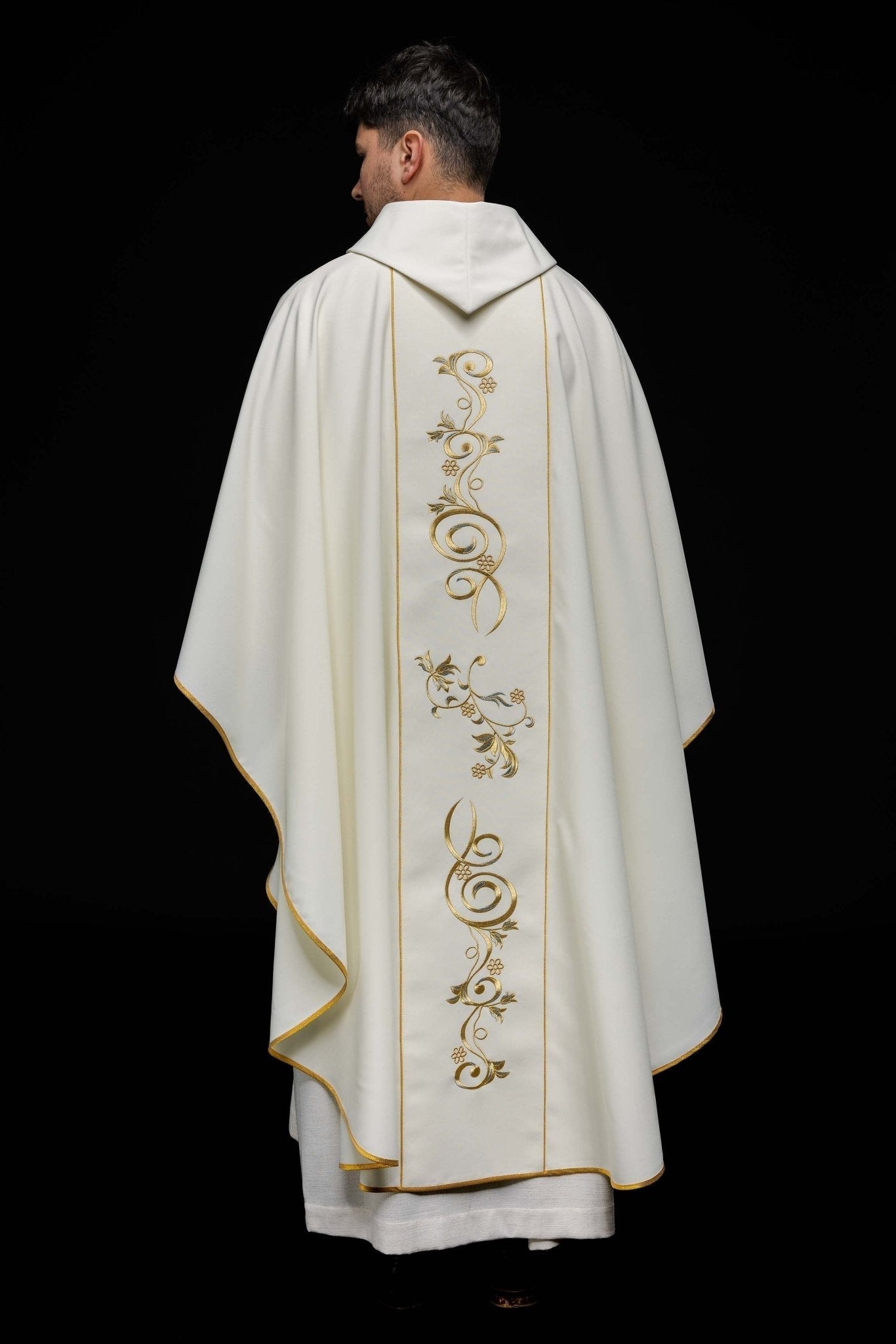 Casulla bordada con la imagen de la Santísima Trinidad