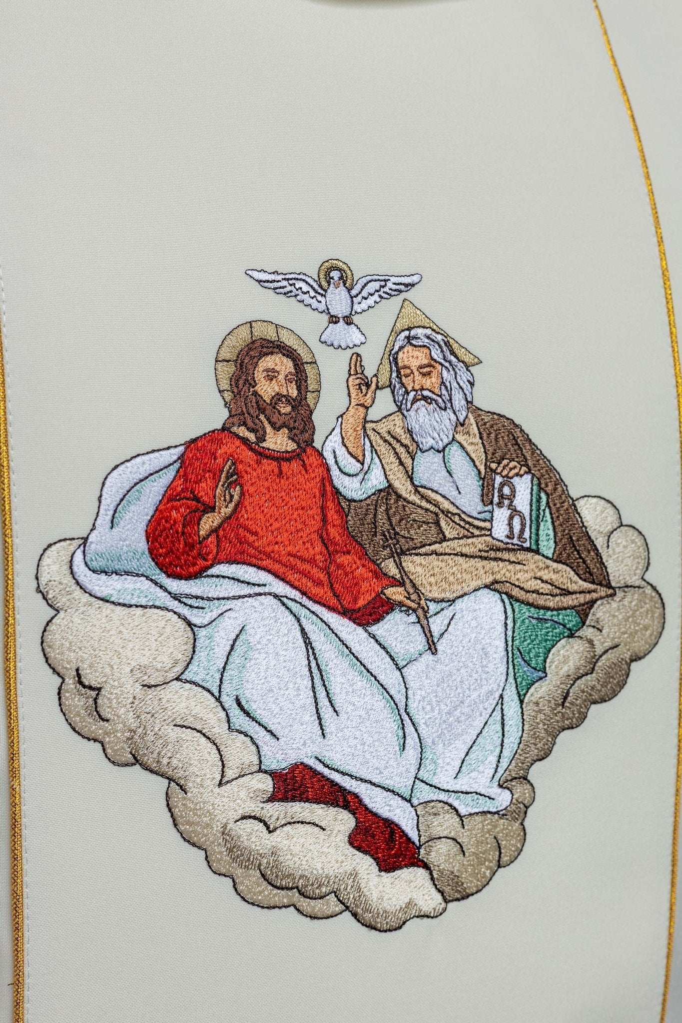 Casulla bordada con la imagen de la Santísima Trinidad
