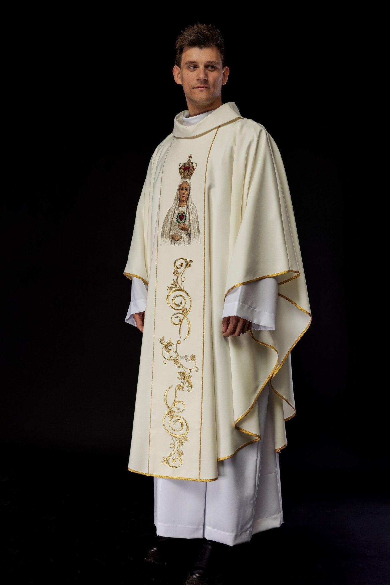 Casulla bordada con la imagen de Nuestra Señora de Fátima