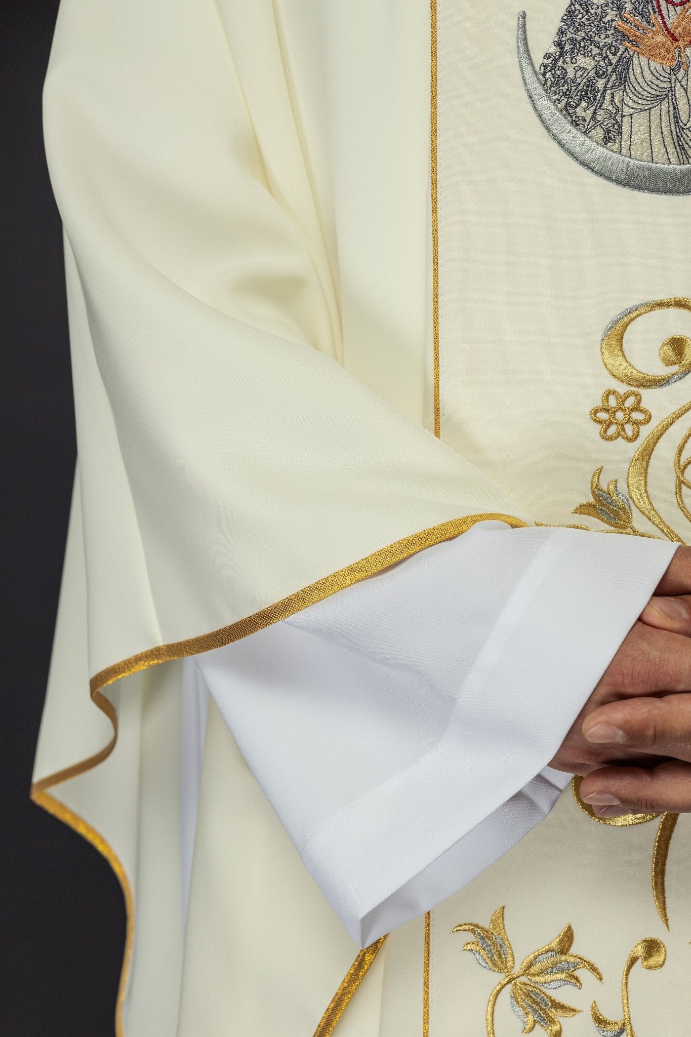 Casulla bordada con la imagen de Nuestra Señora de la Puerta del Alba