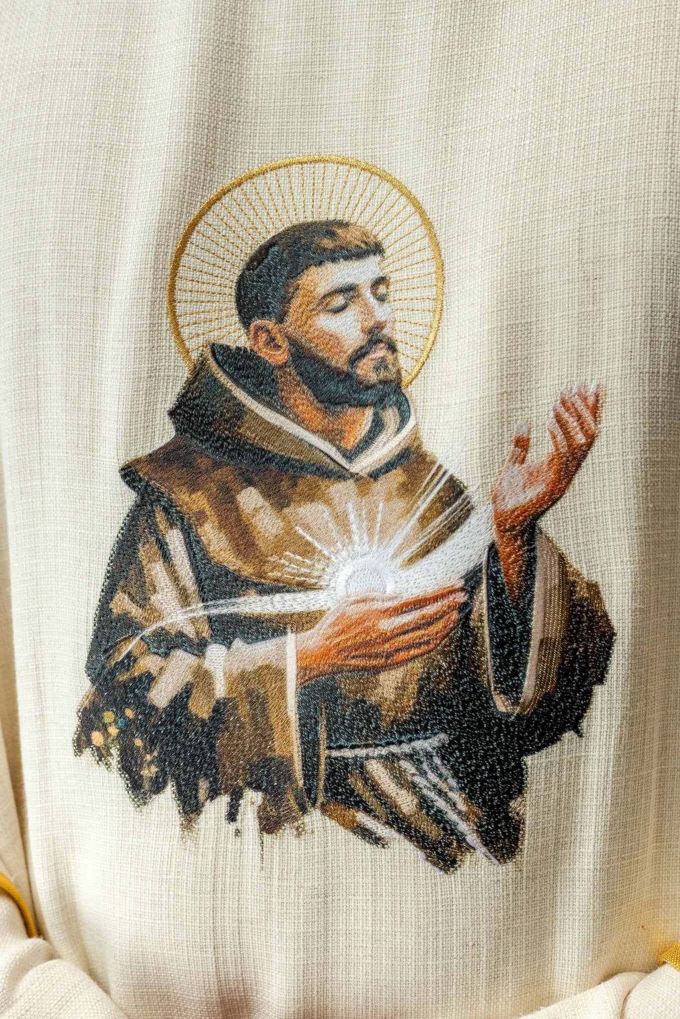 Casulla bordada con la imagen de San Francisco