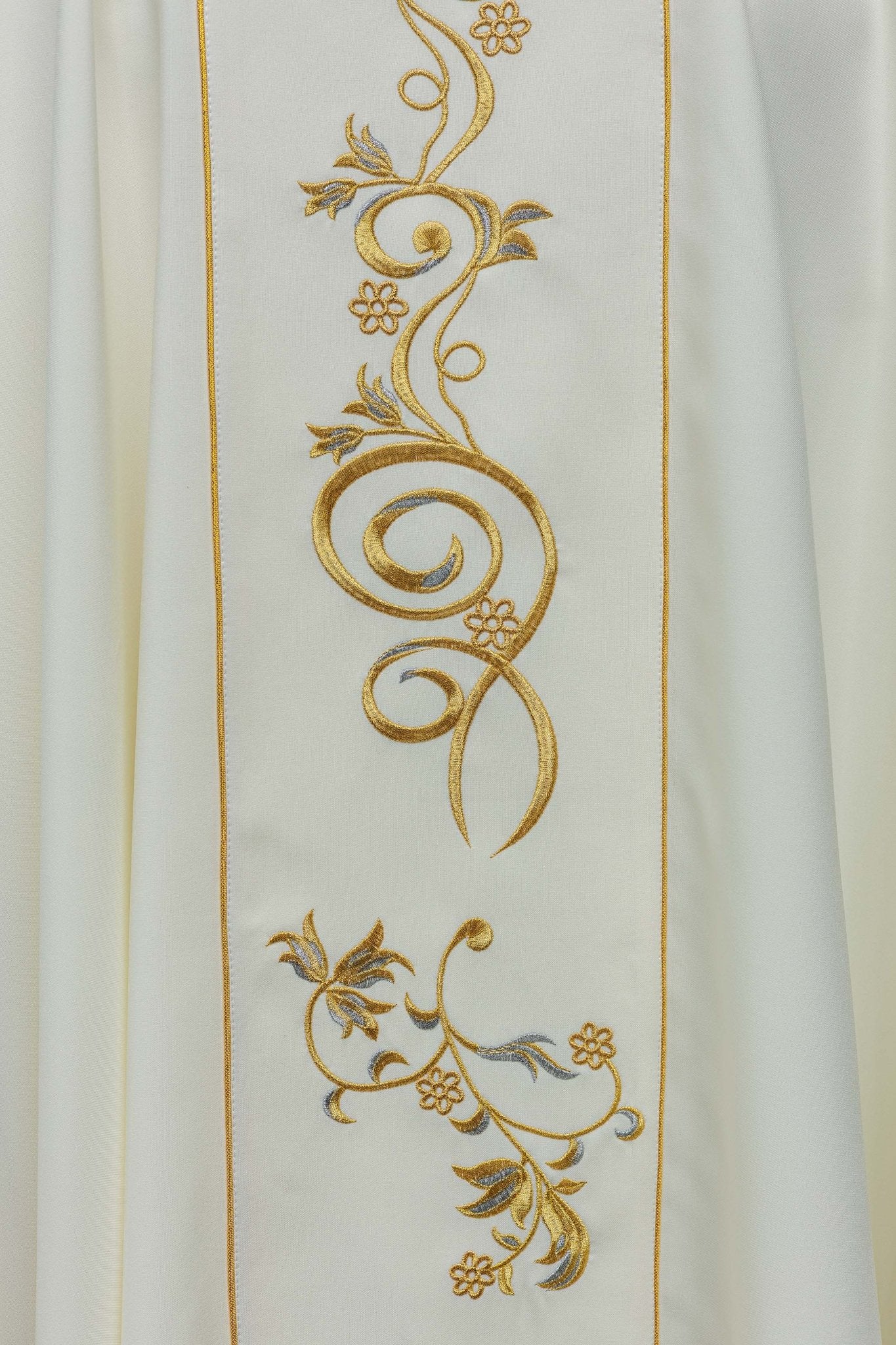 Casulla bordada con la imagen de Santa Faustina