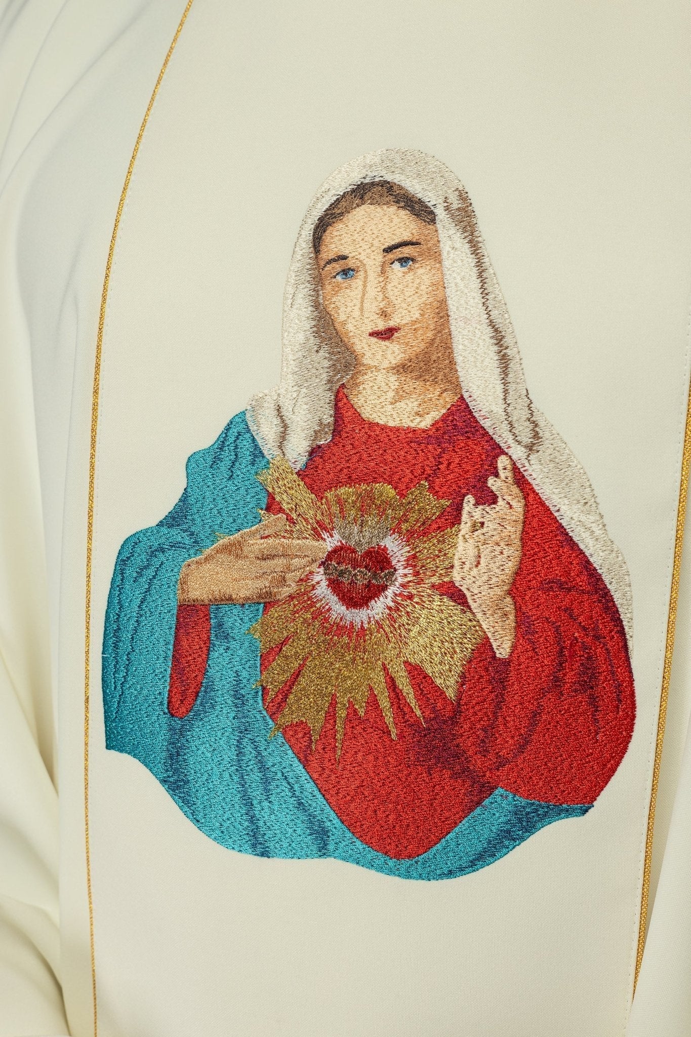 Casulla bordada con la imagen del Corazón de María