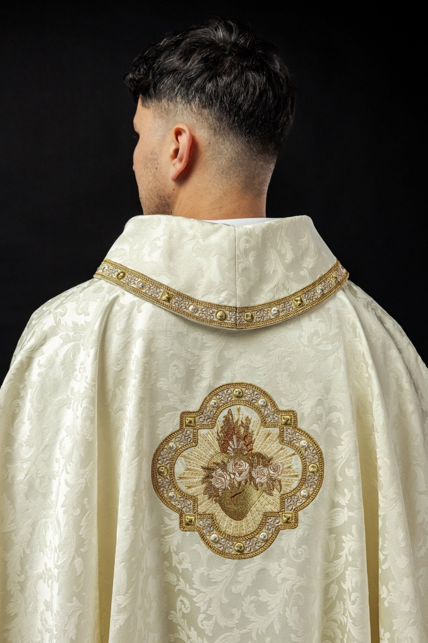 Casulla bordada con un motivo jacquard del Corazón de María