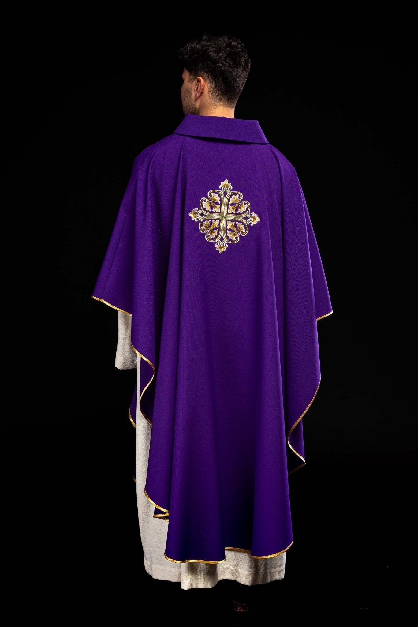 Casulla bordada con una cruz decorada y cuello ancho, morado