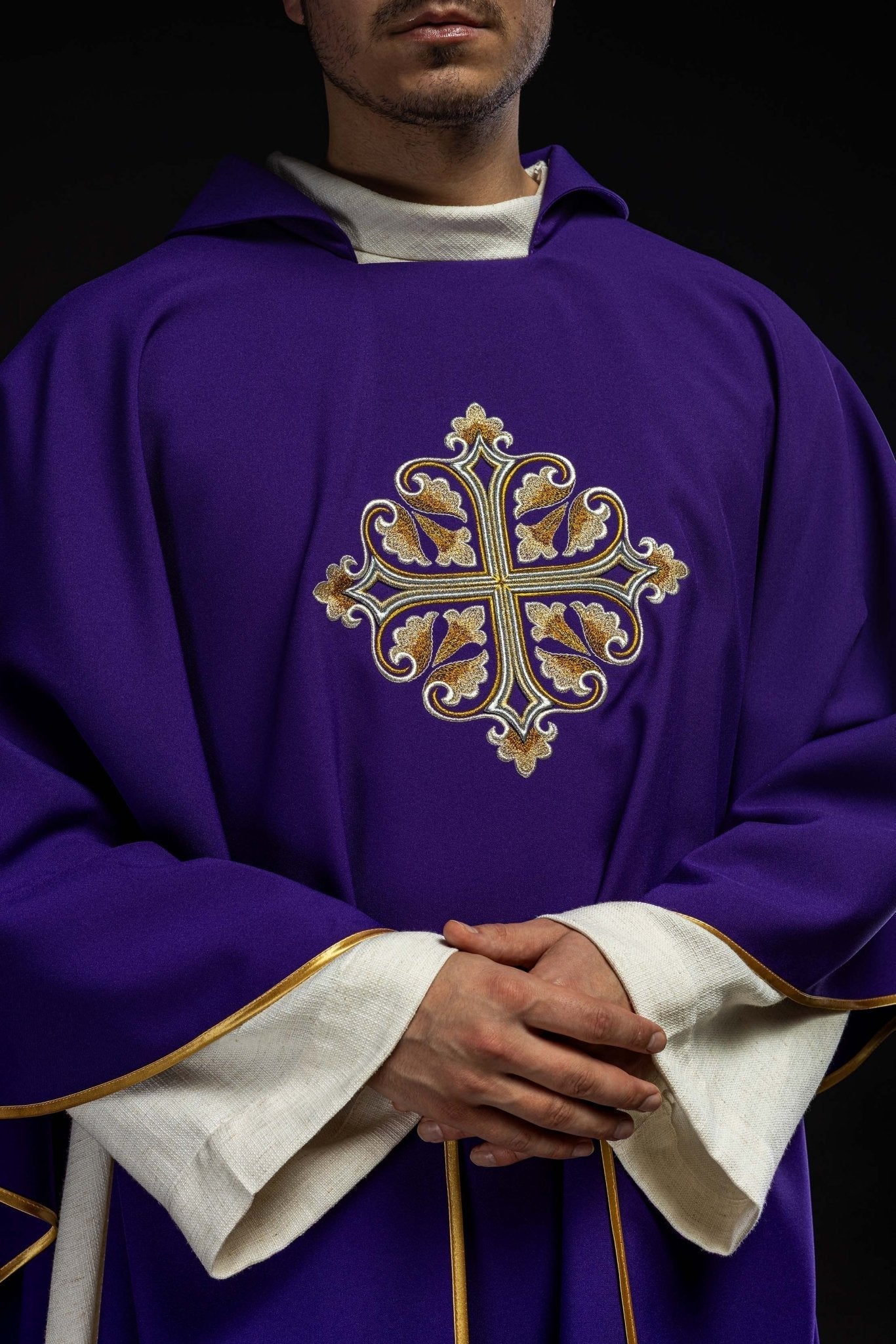 Casulla bordada con una cruz decorada y cuello ancho, morado