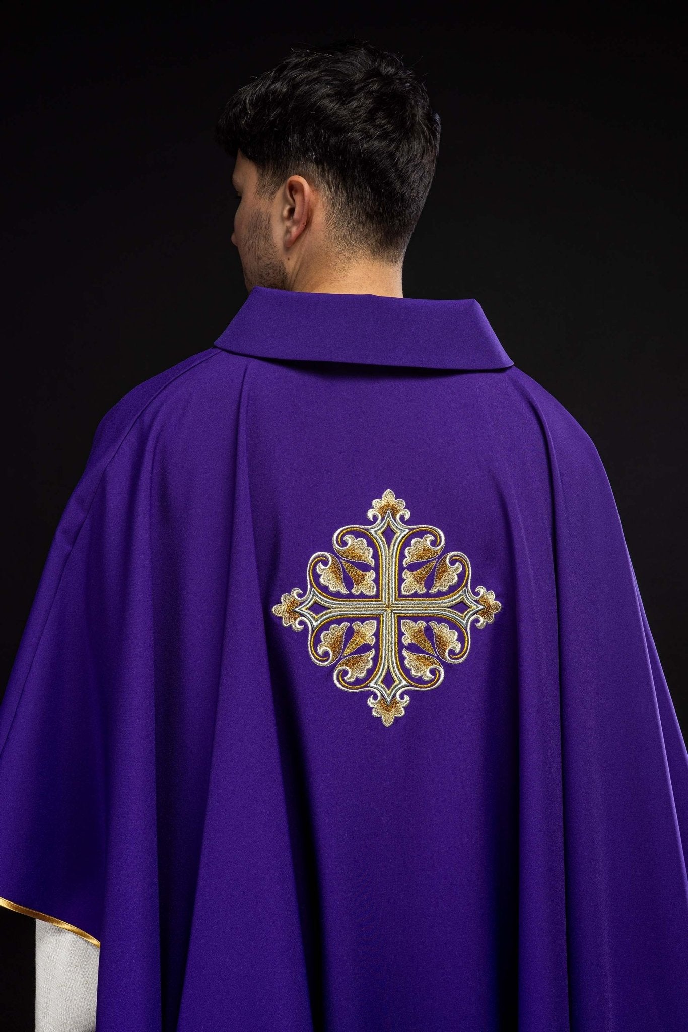 Casulla bordada con una cruz decorada y cuello ancho, morado