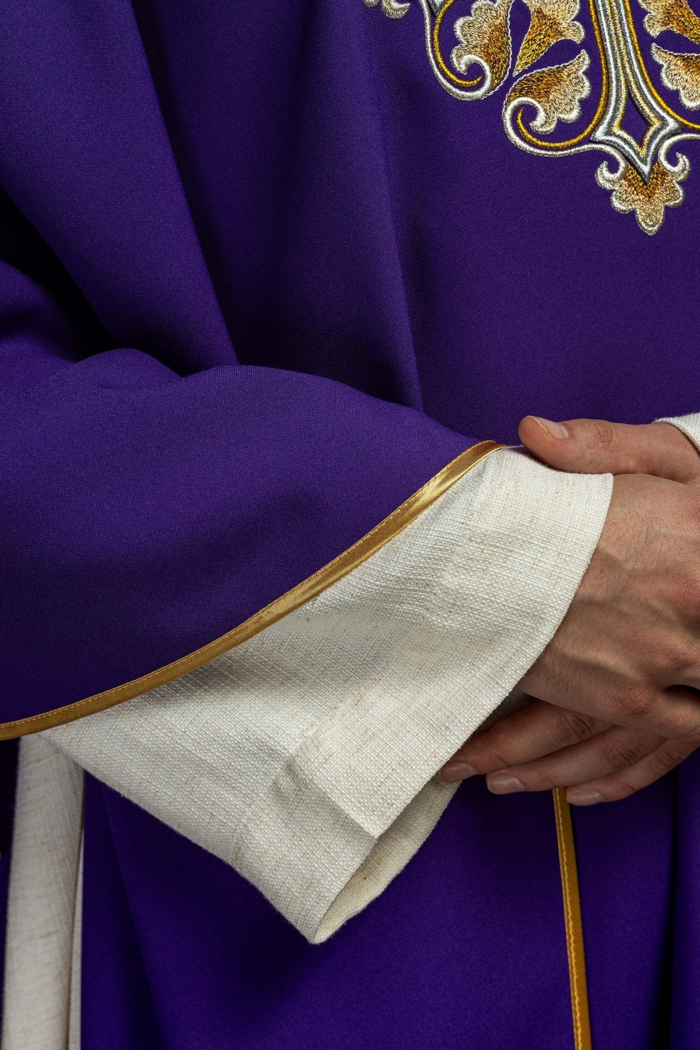 Casulla bordada con una cruz decorada y cuello ancho, morado
