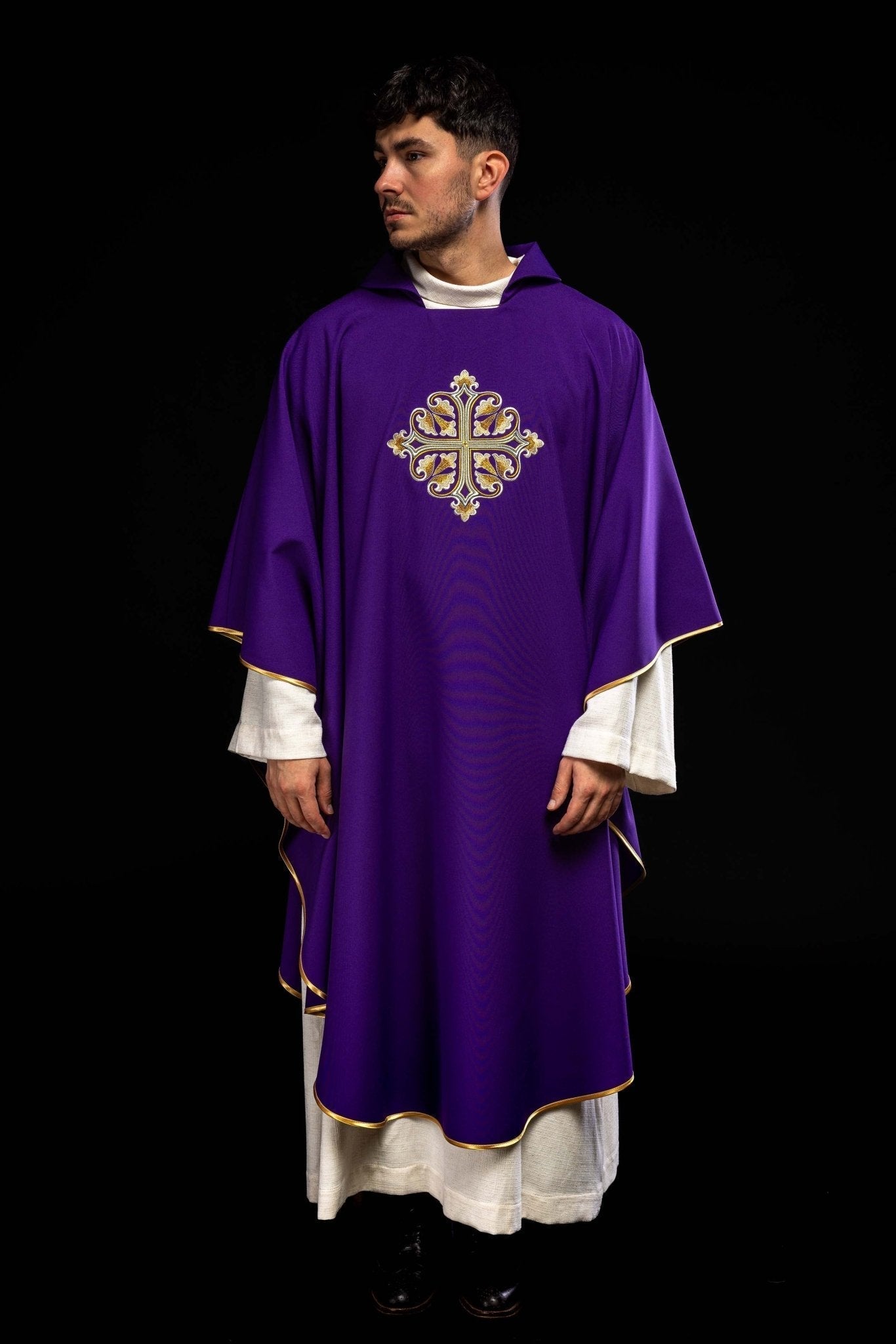 Casulla bordada con una cruz decorada y cuello ancho, morado