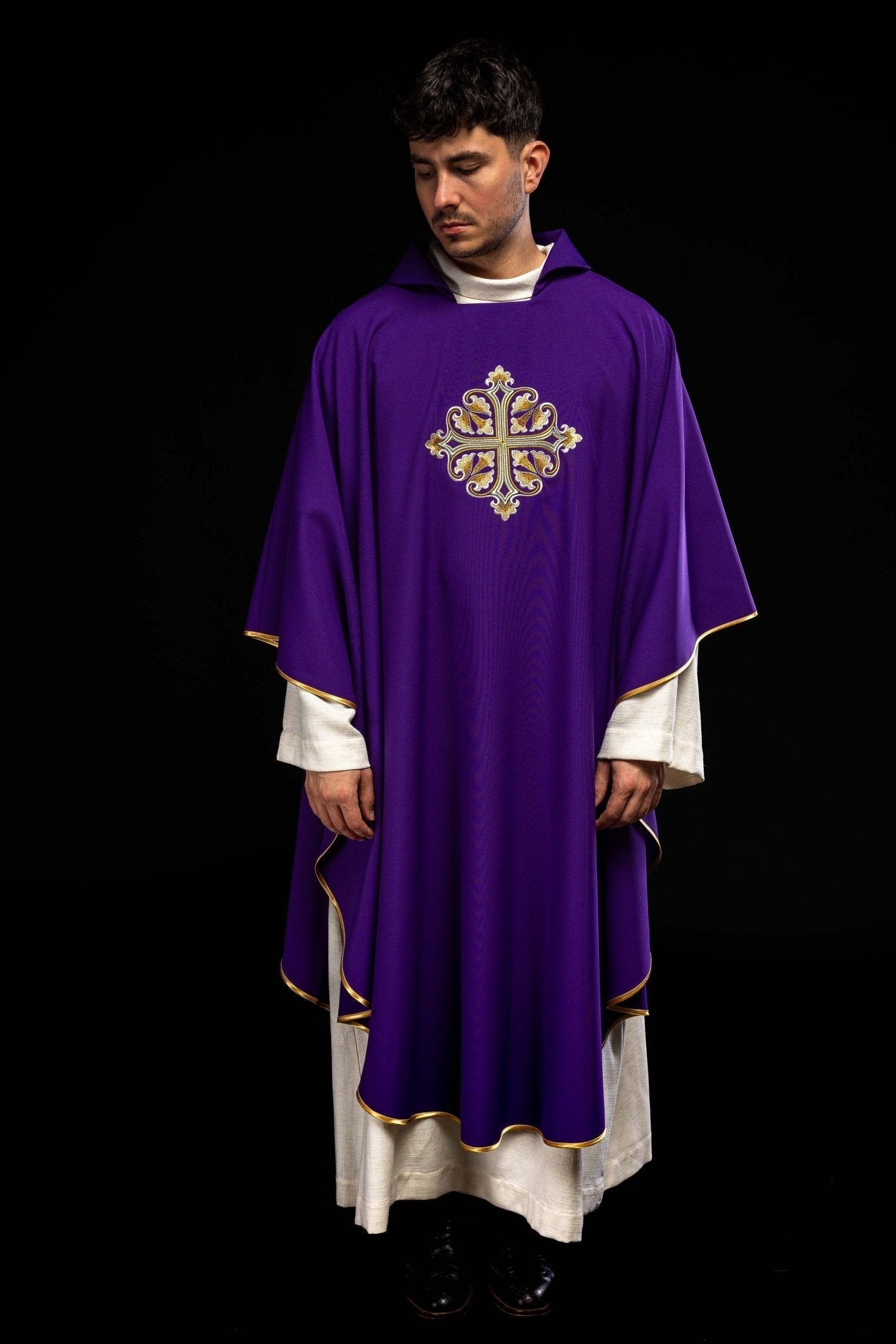 Casulla bordada con una cruz decorada y cuello ancho, morado