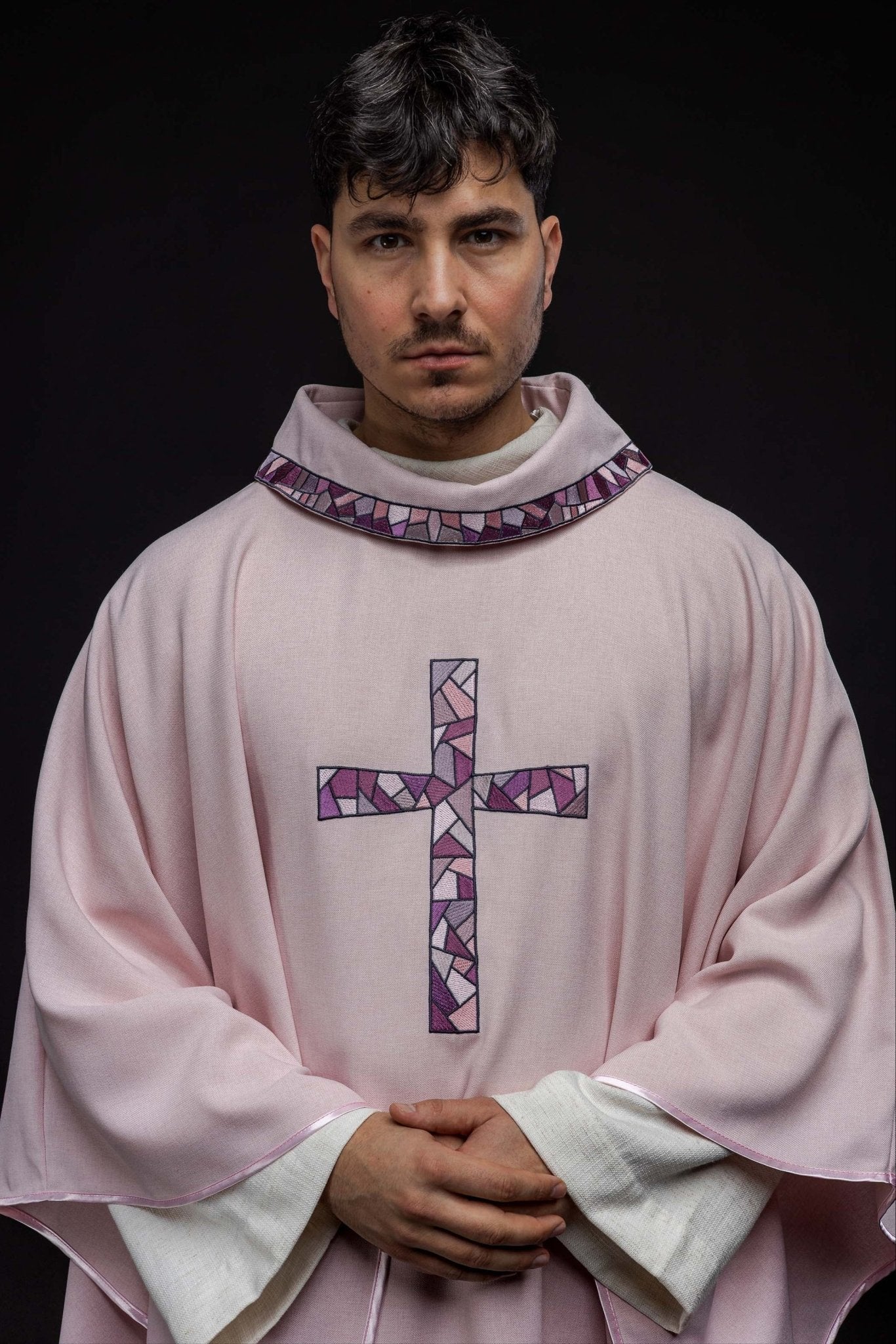 Casulla bordada rosa con cruz de mosaico