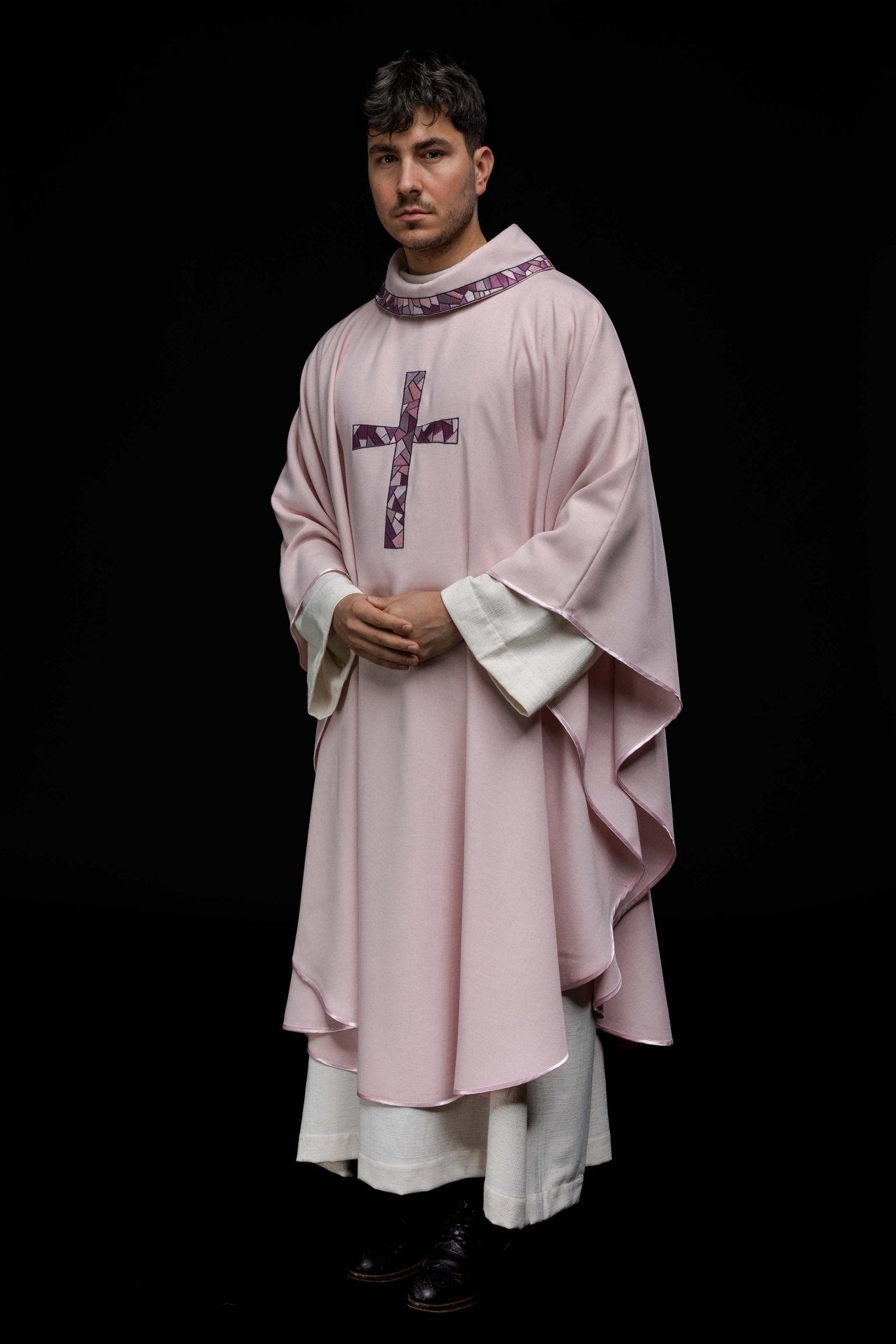Casulla bordada rosa con cruz de mosaico